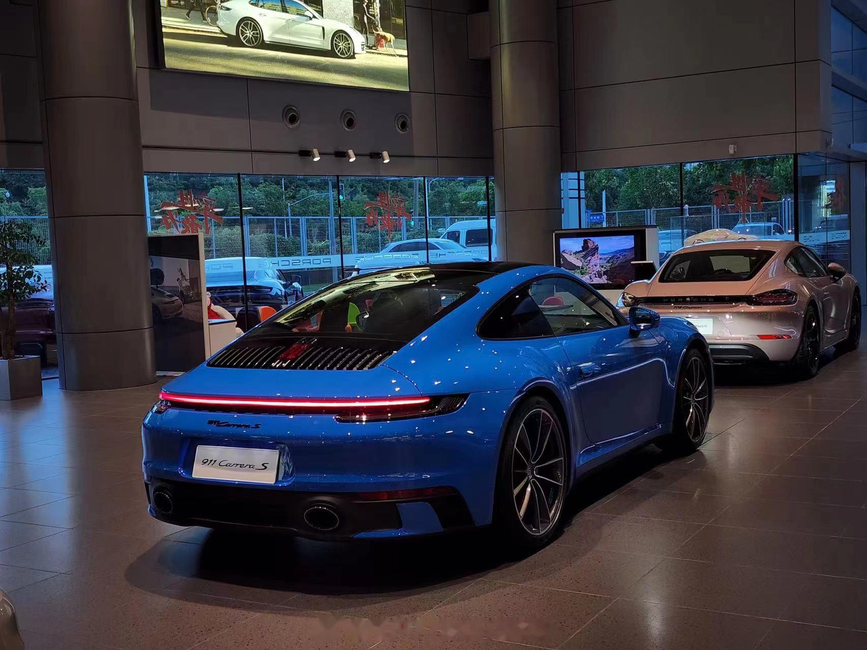 前几天在上海外高桥保时捷中心买保时捷卡雷拉s,首先感谢保时捷销售