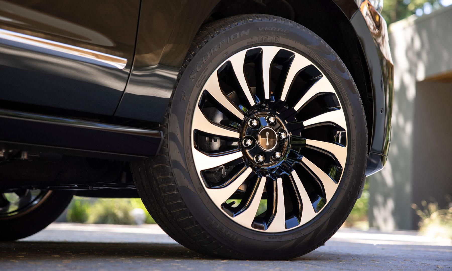 全新林肯领航员长轴总统版# 22英寸高级铝合金超大轮毂 造型灵感涝创