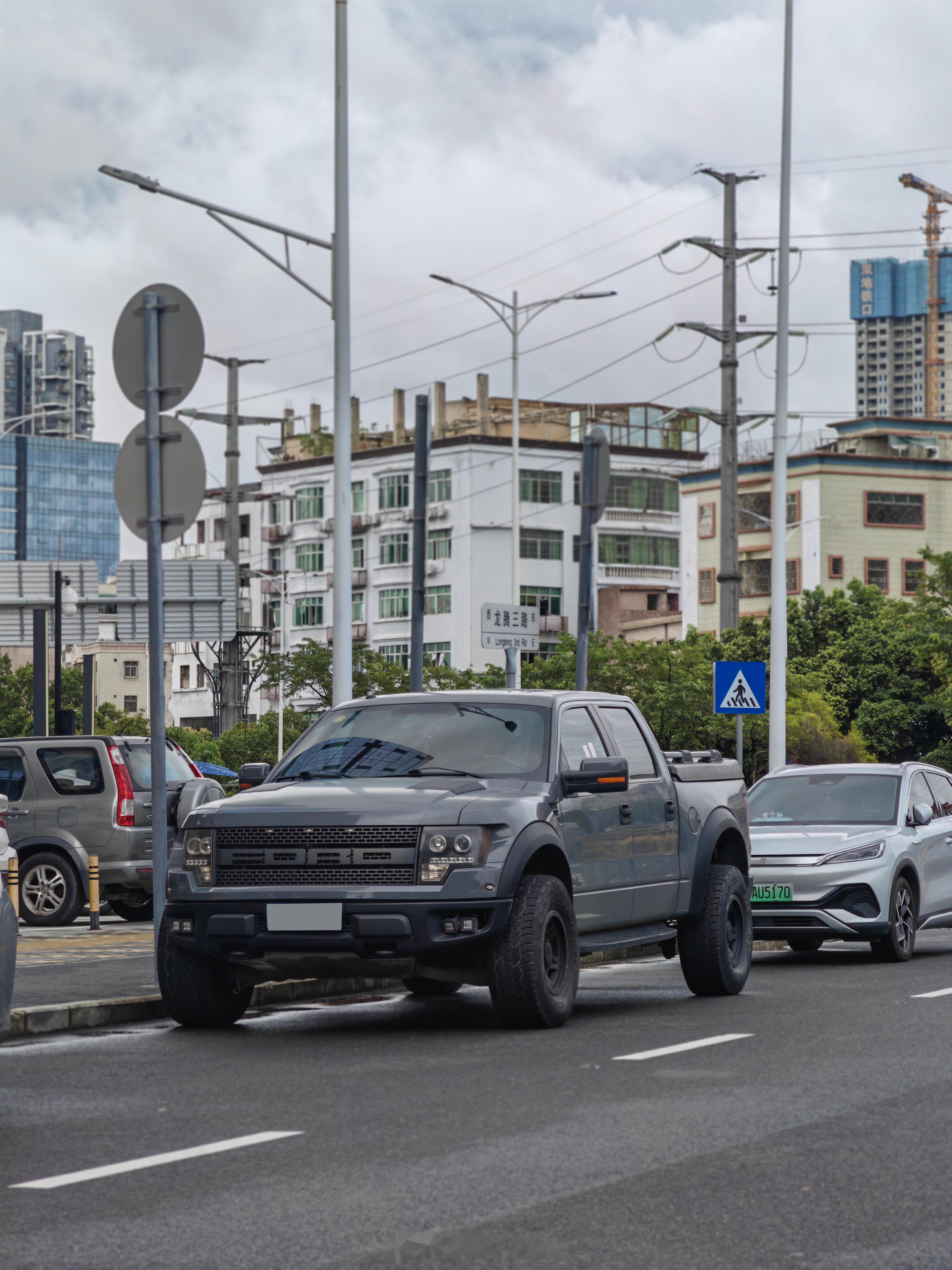 Ford F-150 SVT RAPTOR 车头大型进气格栅配上线条突出的前大灯_福特F-150社区_易车社区