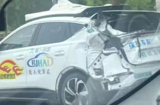 Apollo自动驾驶又出事故了，这一次，是被追尾，后车轮都被撞掉了。8月12日，_Apollo RT6社区_易车社区