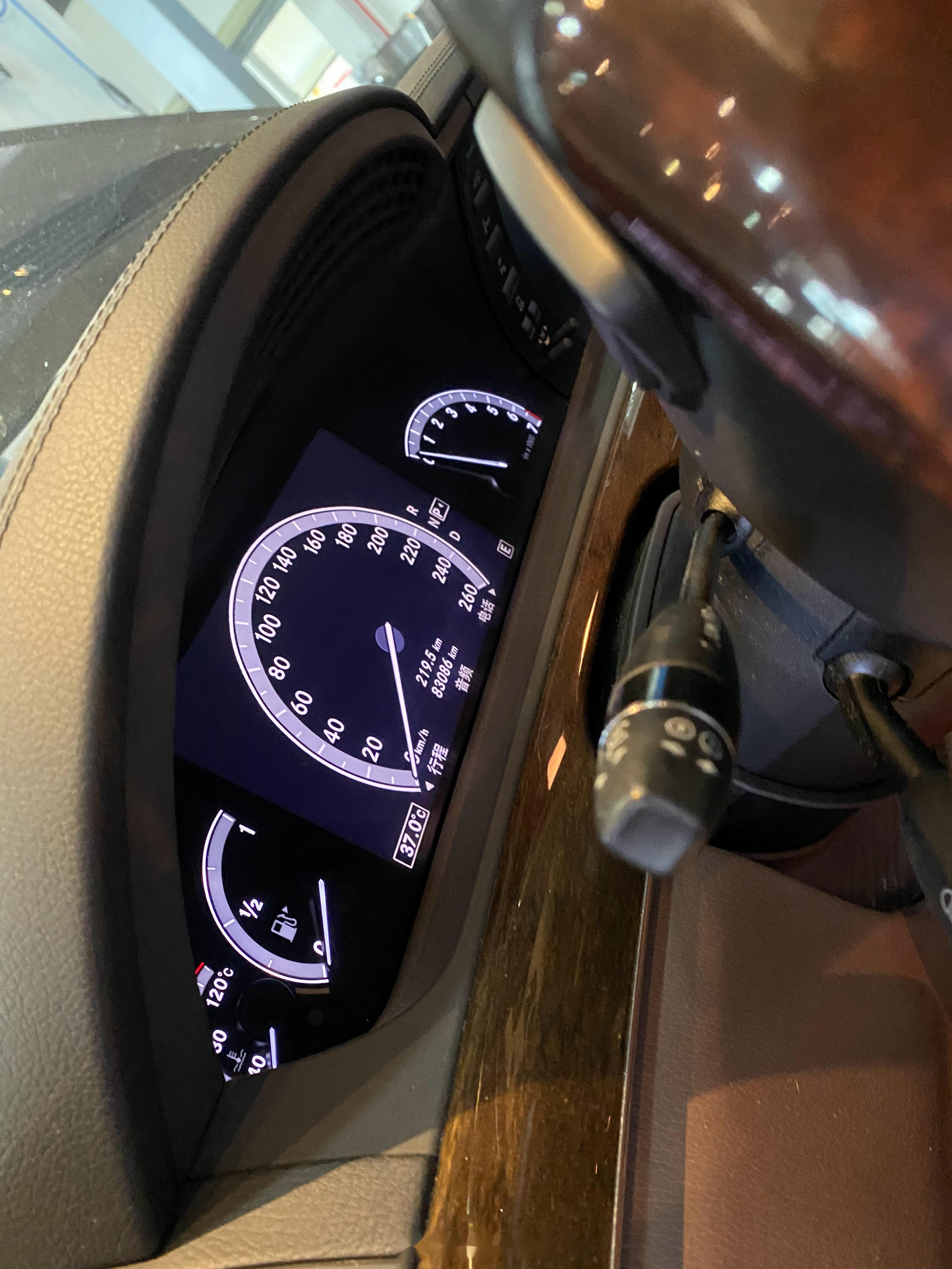 家里一直开的奔驰买这个奔驰s级也是一种情怀了而且我也很喜欢这个车