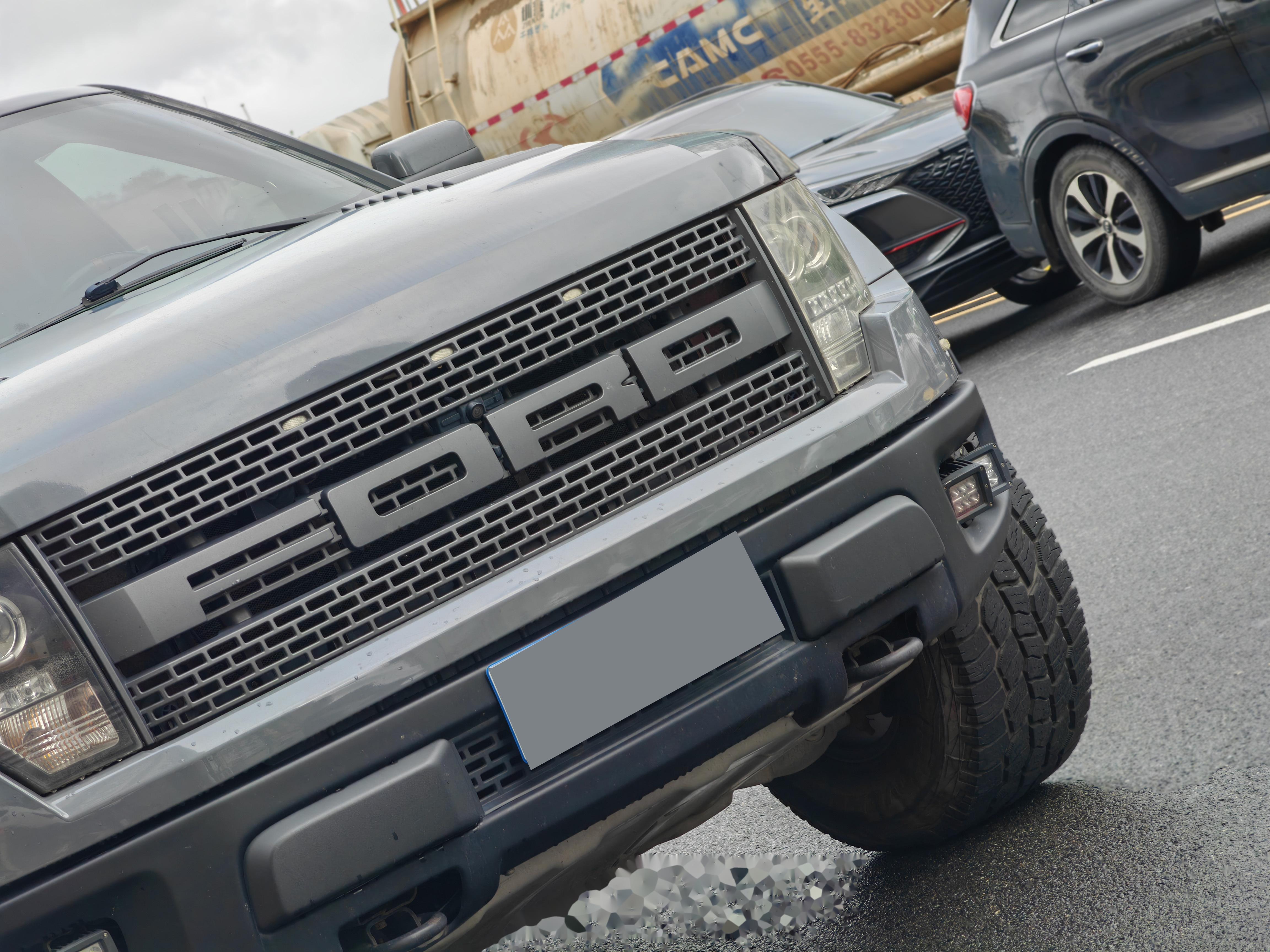 Ford F-150 SVT RAPTOR 车头大型进气格栅配上线条突出的前大灯_福特F-150社区_易车社区