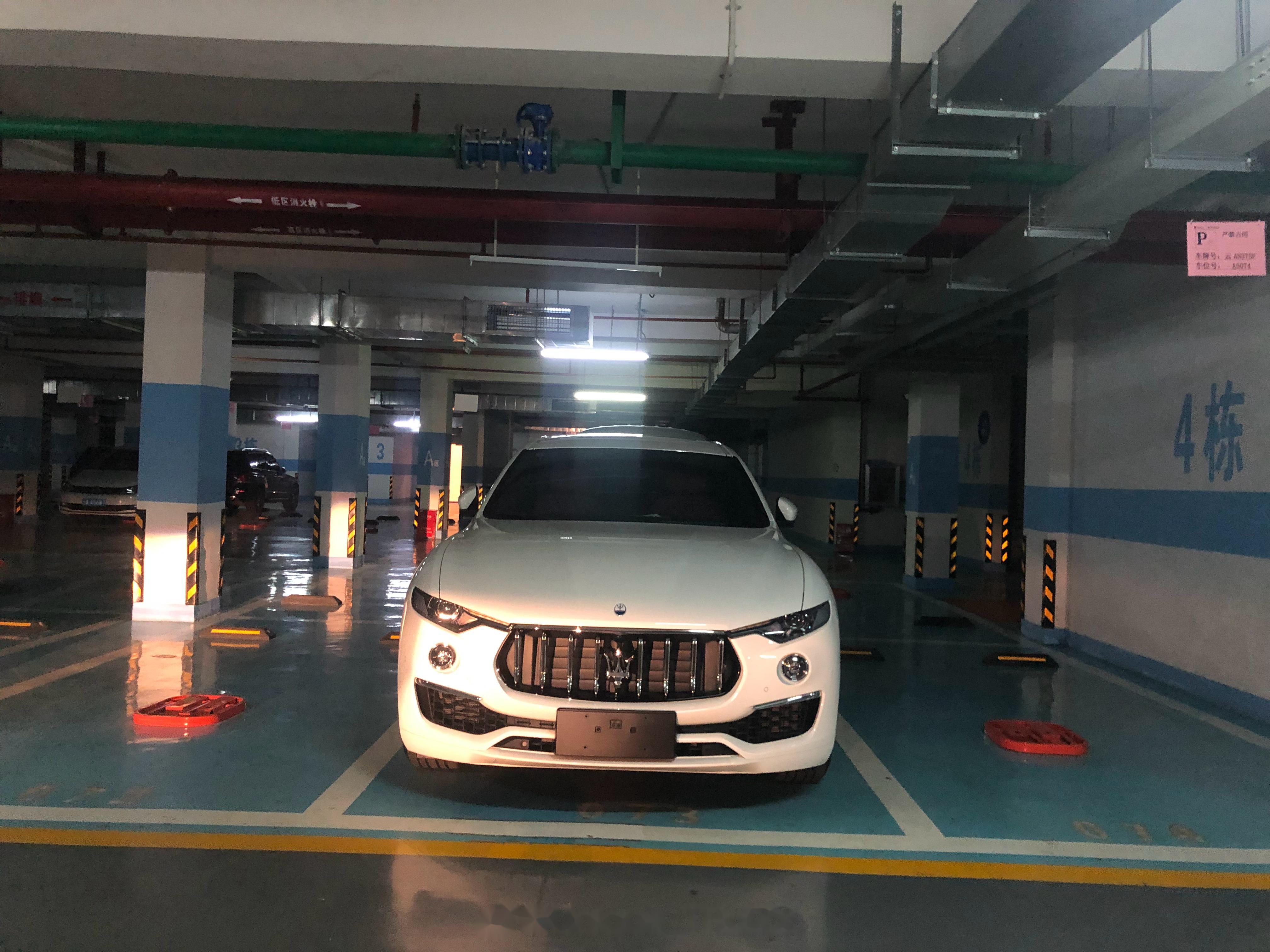 的豪车 我都很好奇这些大哥哪里赚来的钱 那种买3个车位横着停车的