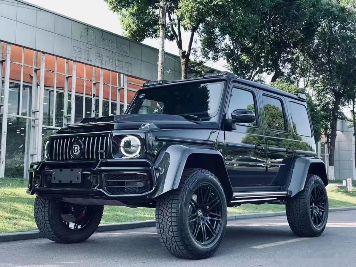 国内还能看见一些假的4x4平方车型,就是用普通奔驰g改的门桥套件,非