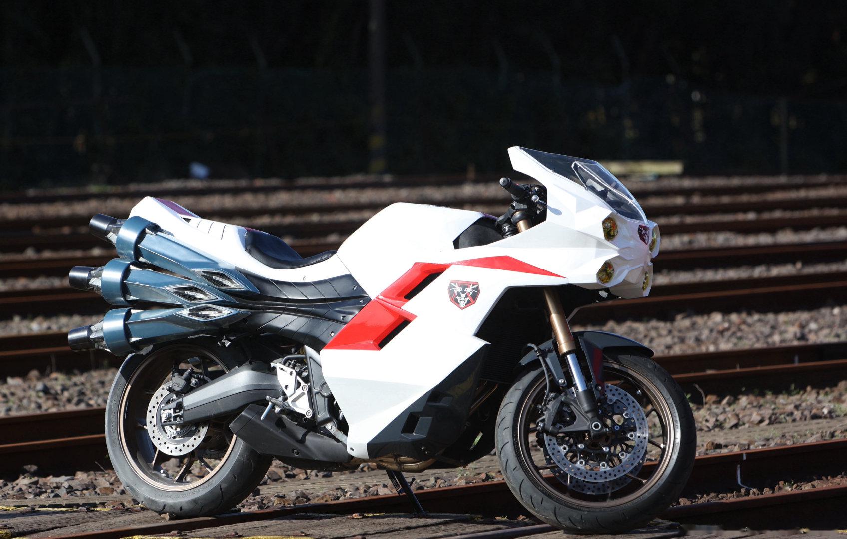 99假面骑士』飓风号得到了本田的协力,变形前(图1)使用的是 cb250r