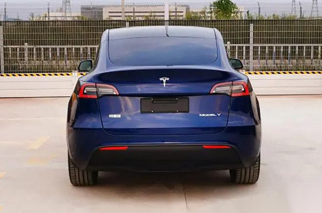 每次在路上遇到特斯拉，我都会主动让行到它后面，然后从后面看它的外观，每次都感叹：_Model Y社区_易车社区