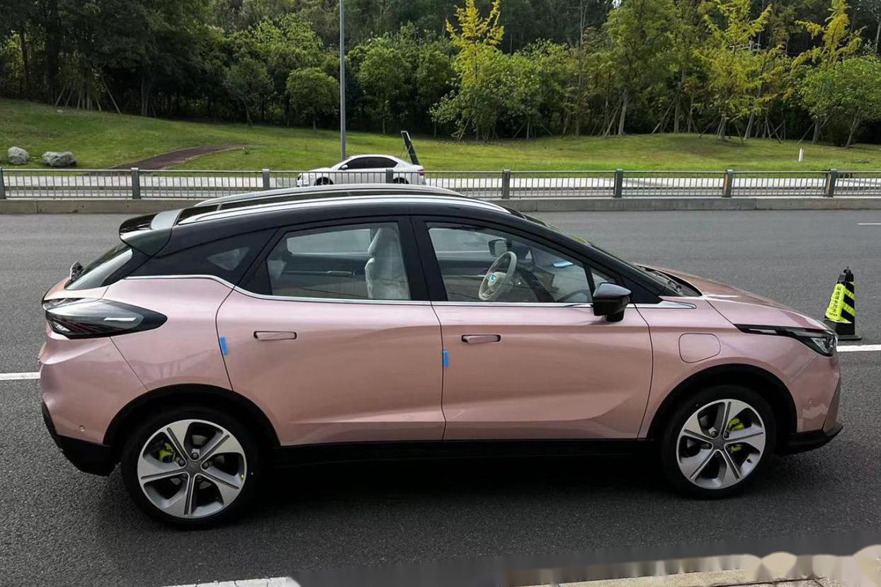 几何M6实车亮相#2022成都车展# ，新车采用全新的设计风格，并将搭载Harm_undefined_易车社区