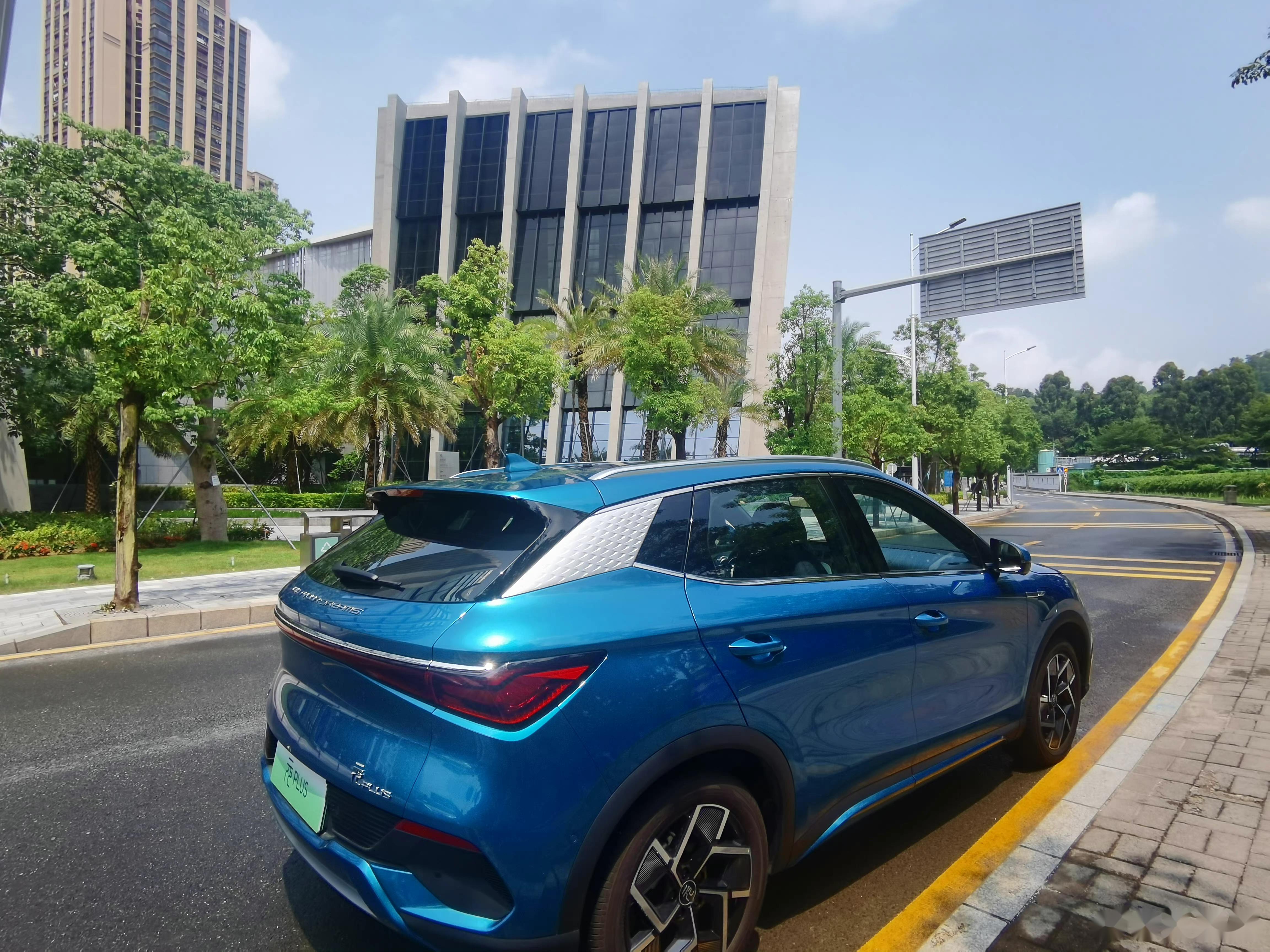 在坪山中心公园偶遇比亚迪元plus街拍,模特小姐姐好美,这个车外观也好