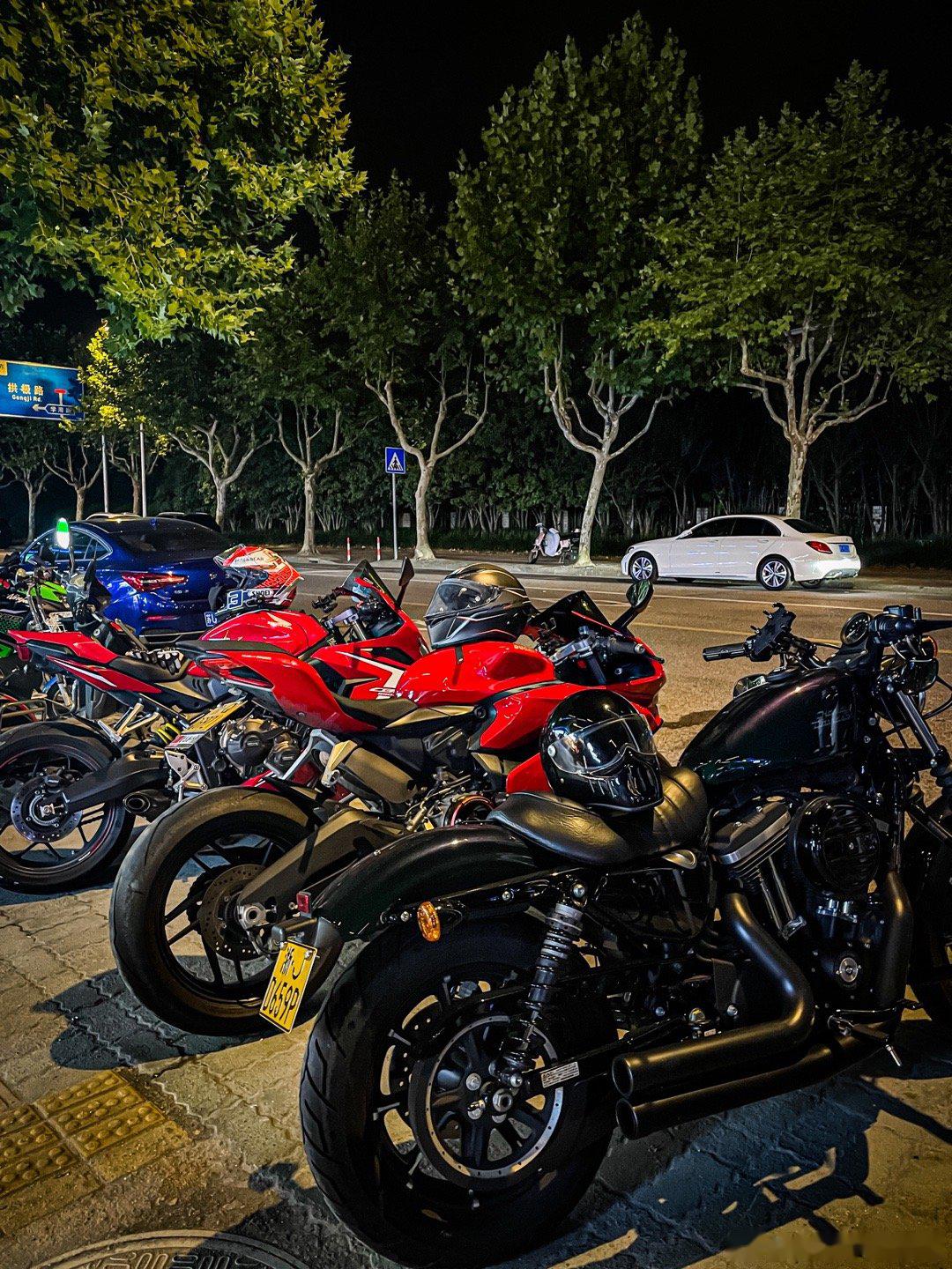 摩托车 我给你敬骑士礼