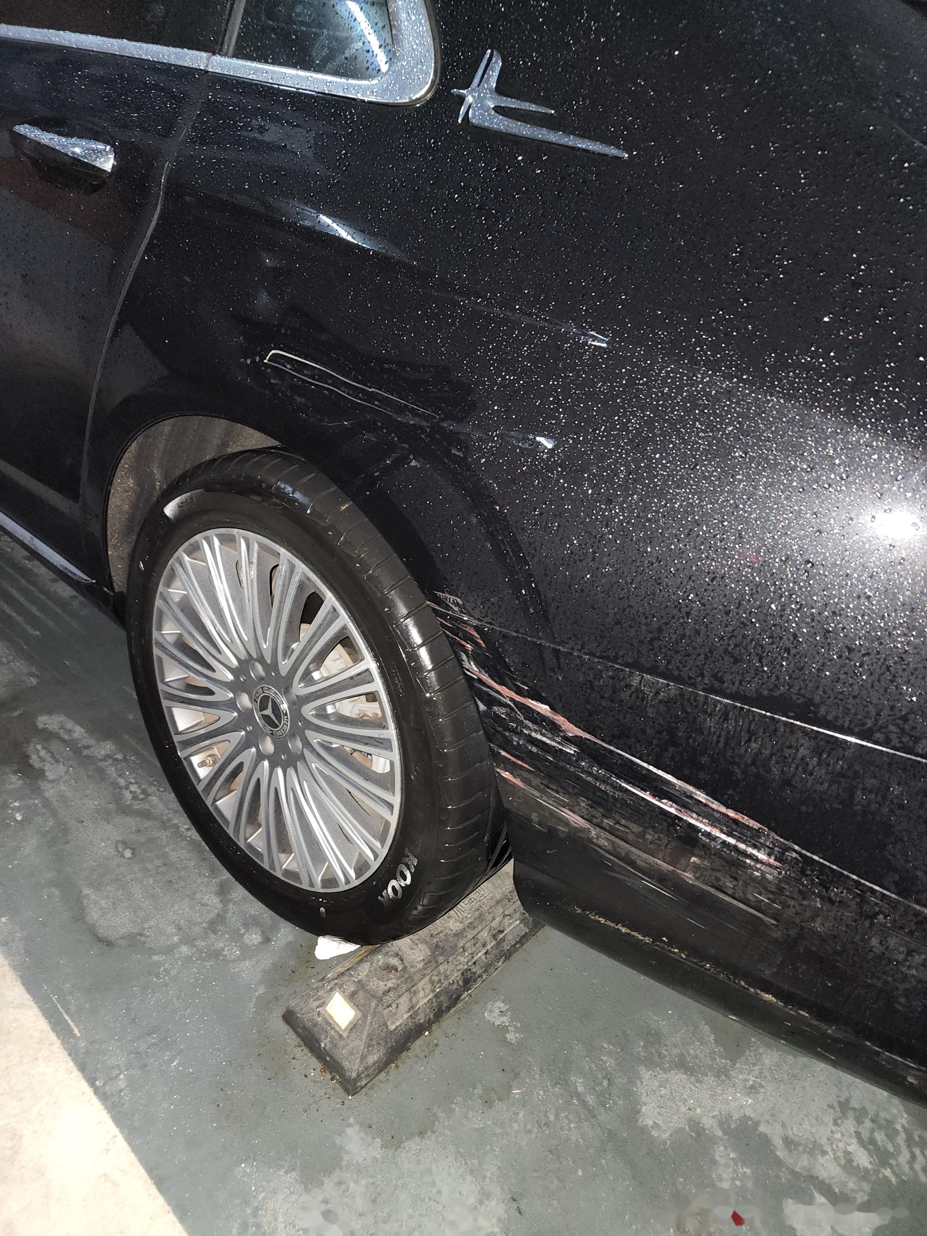 下雨天插队失败被后车擦 倒车没注意墙角一个凸起的螺丝又被_奔驰s级