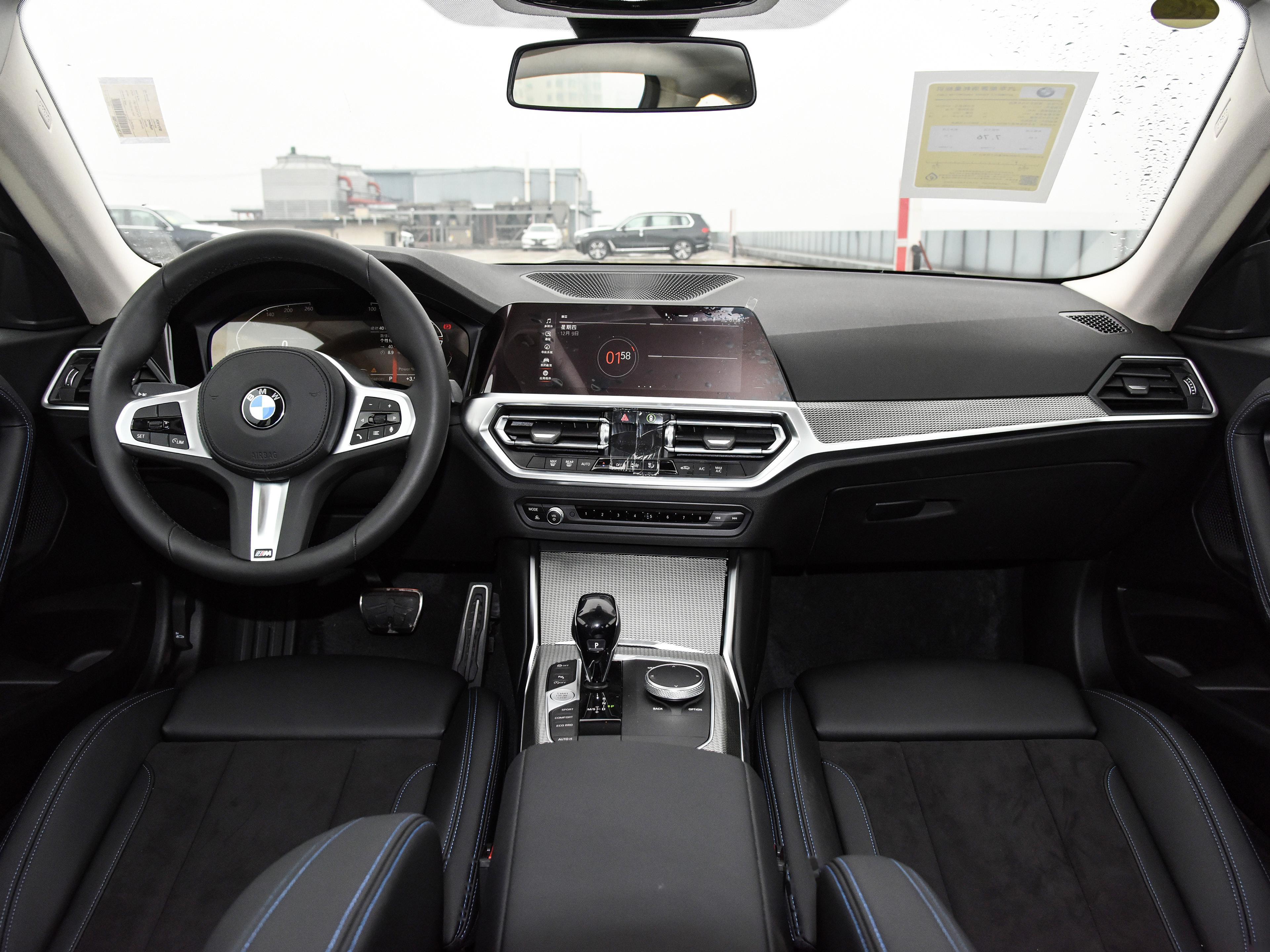 新款宝马2系上市了,和老款最大的区别就是换装了曲面联屏 仅仅一年内