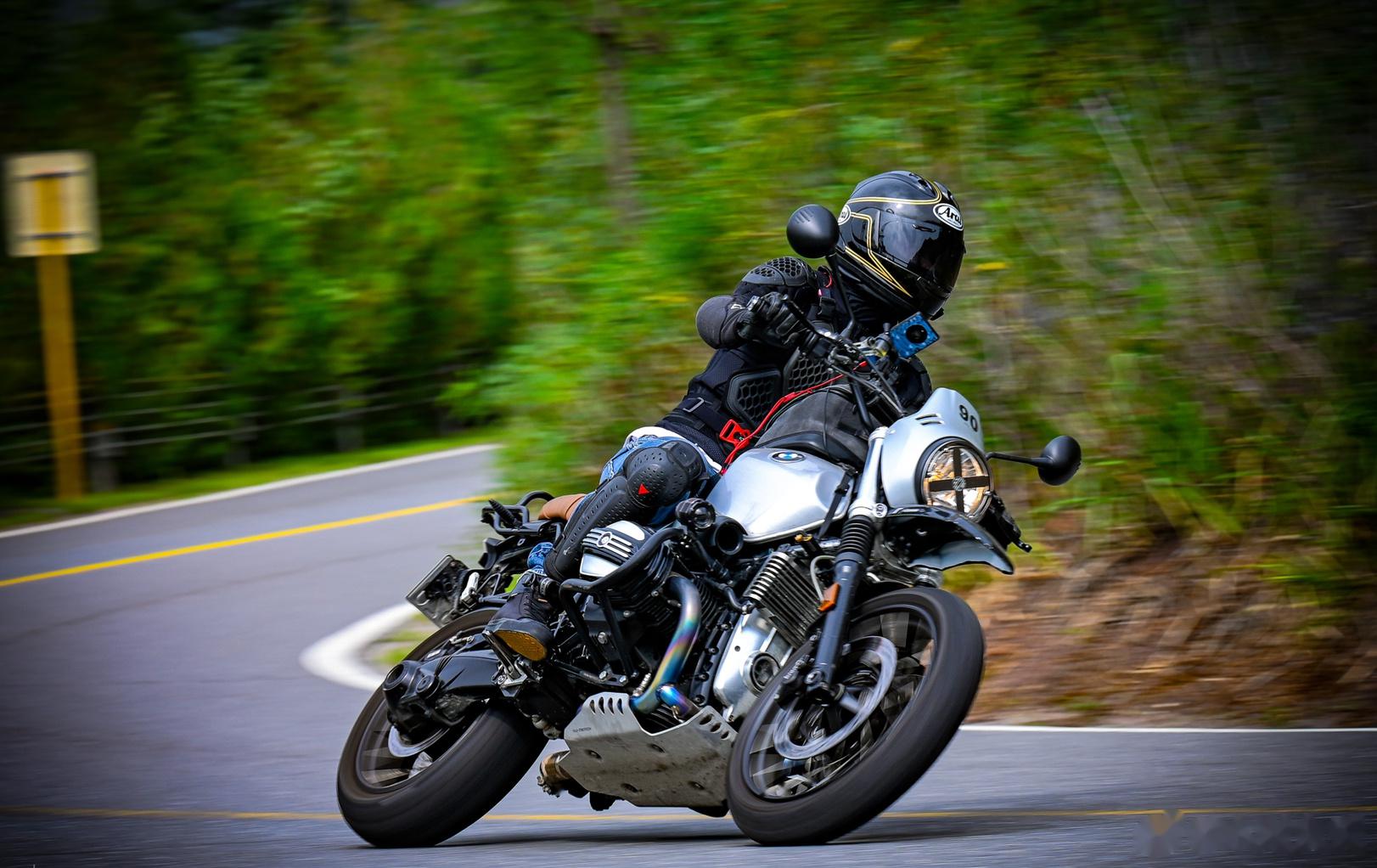 在堵车的展览馆路随机拦截摩托帅哥一枚,速速抵达长安街.