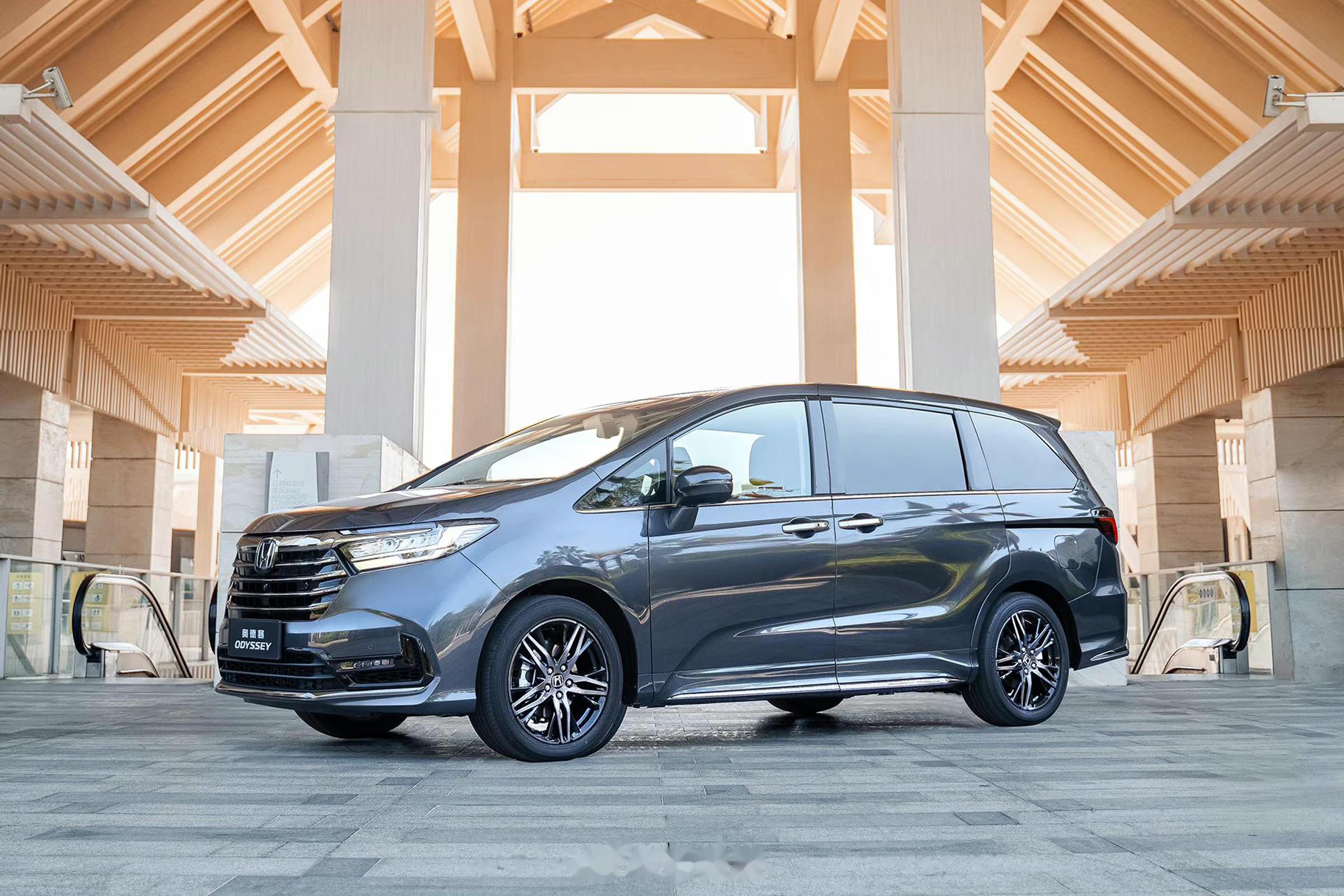 也不知道从什么时候开始,家用车的香饽饽开始从suv转为mpv,甚至在很多