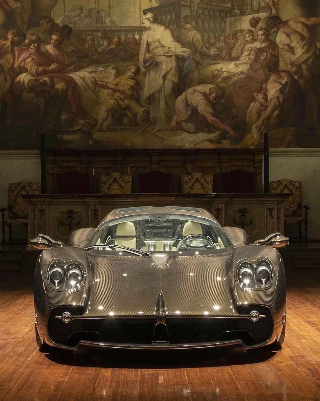 帕加尼utopia在意大利米兰的国家科技博物馆内的塞纳科洛大厅中进行