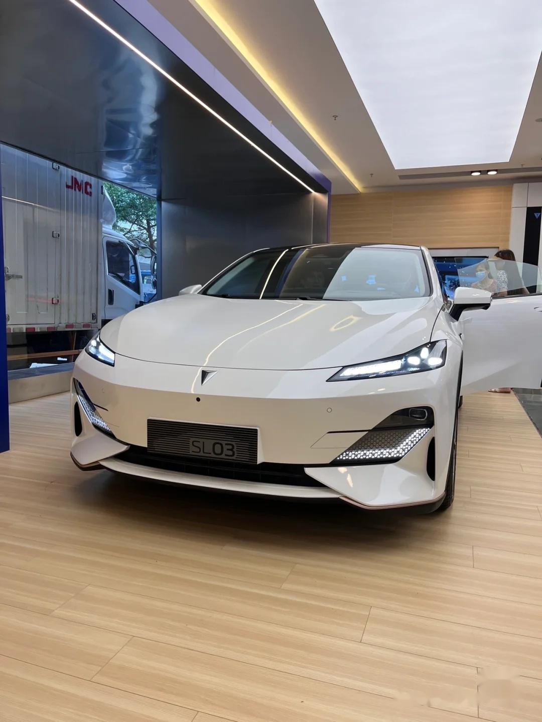 昨天试驾了长安深蓝和smart精灵#1,精灵驾驶感没的说,更接近燃油车且