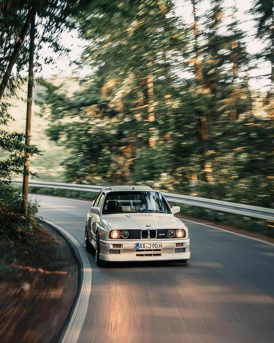 宝马e30 m3,外观方正车身小巧.1986年,宝马m power 推出了第一代