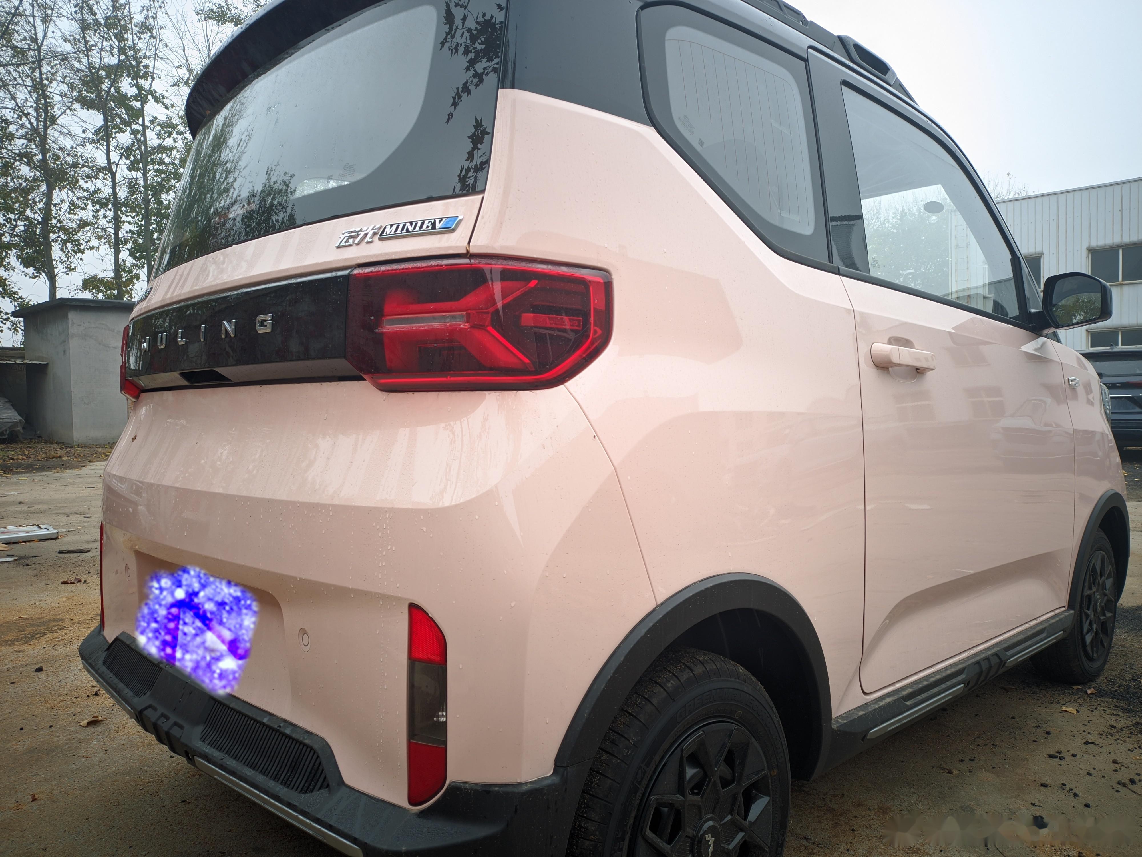 五菱的这款猛男粉,真的太好看了 开着车走在路上,回头率极高 萌萌哒