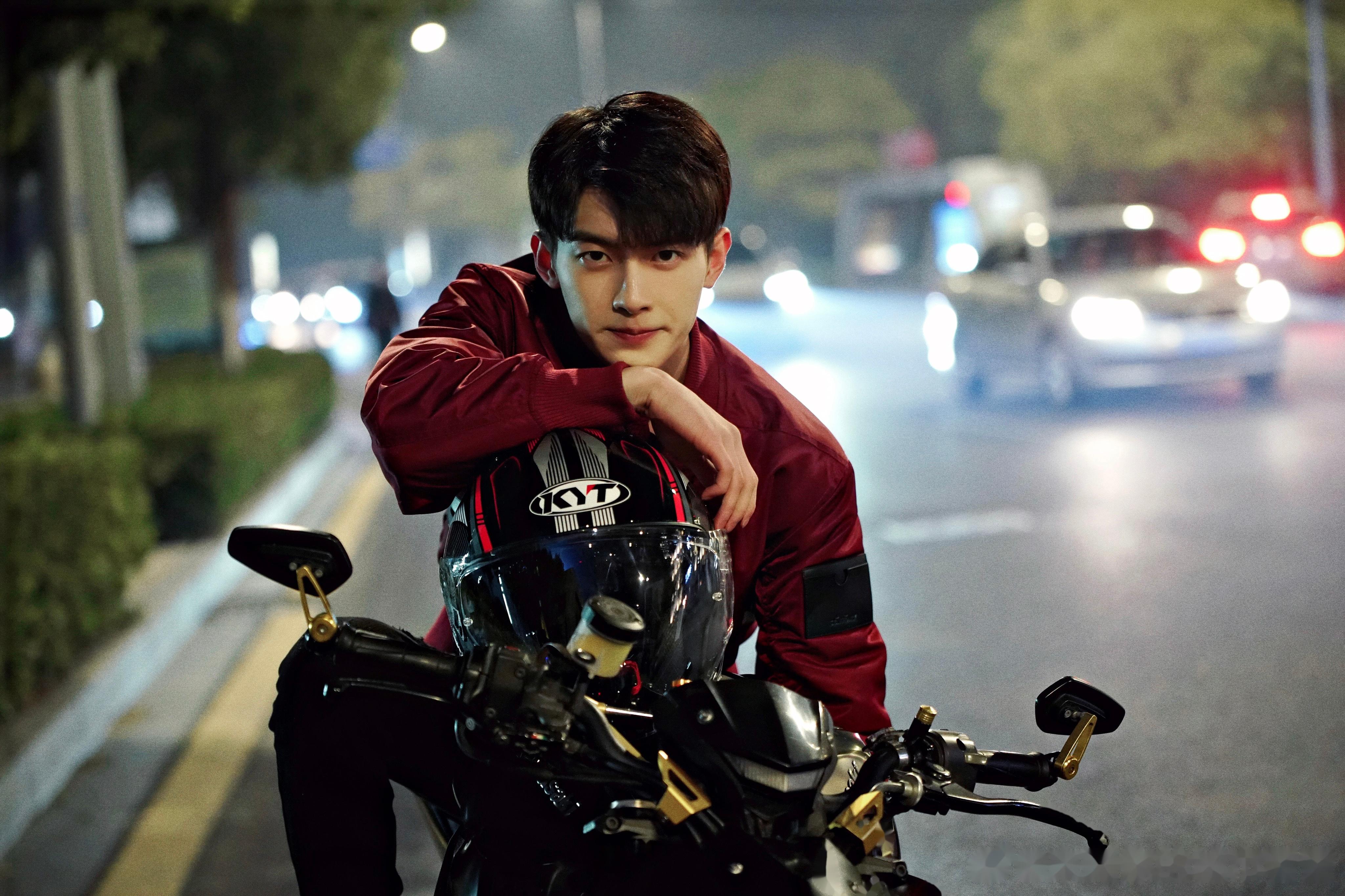 对于这一个非常优秀的陈鹤一,我简直是没有任何的抵抗力.