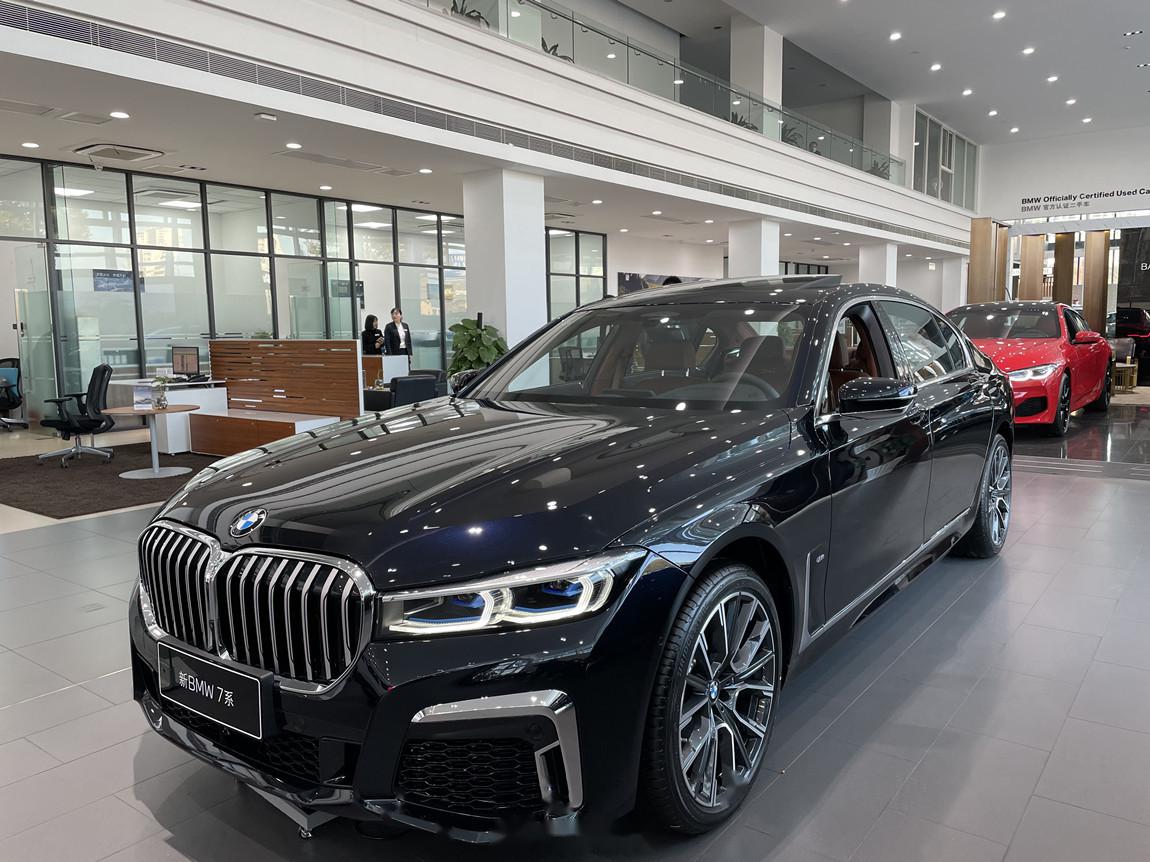 宝马 750li xdrive m运动套装(4座)蓝晶黑/松露褐 现车优惠25个