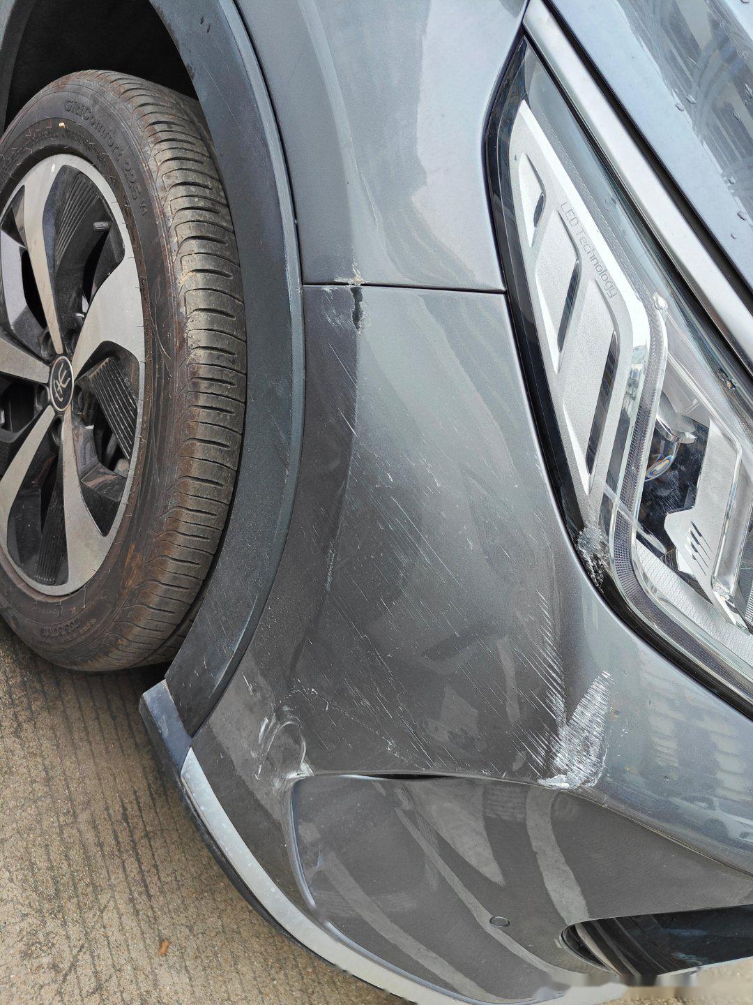 人倒霉了喝口水都能呛死,车好好停在停车场被别人车刮了大灯,保险杠.