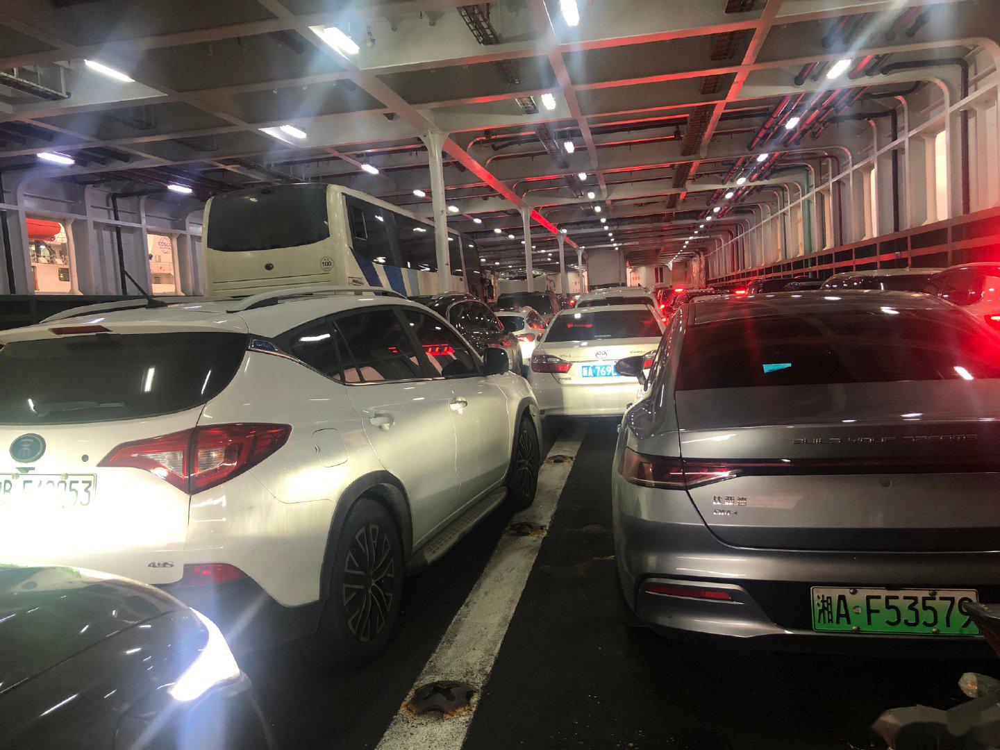 琼州海峡汽车过海时,新能源车被安排在最后上船,起先不明所以,上船后