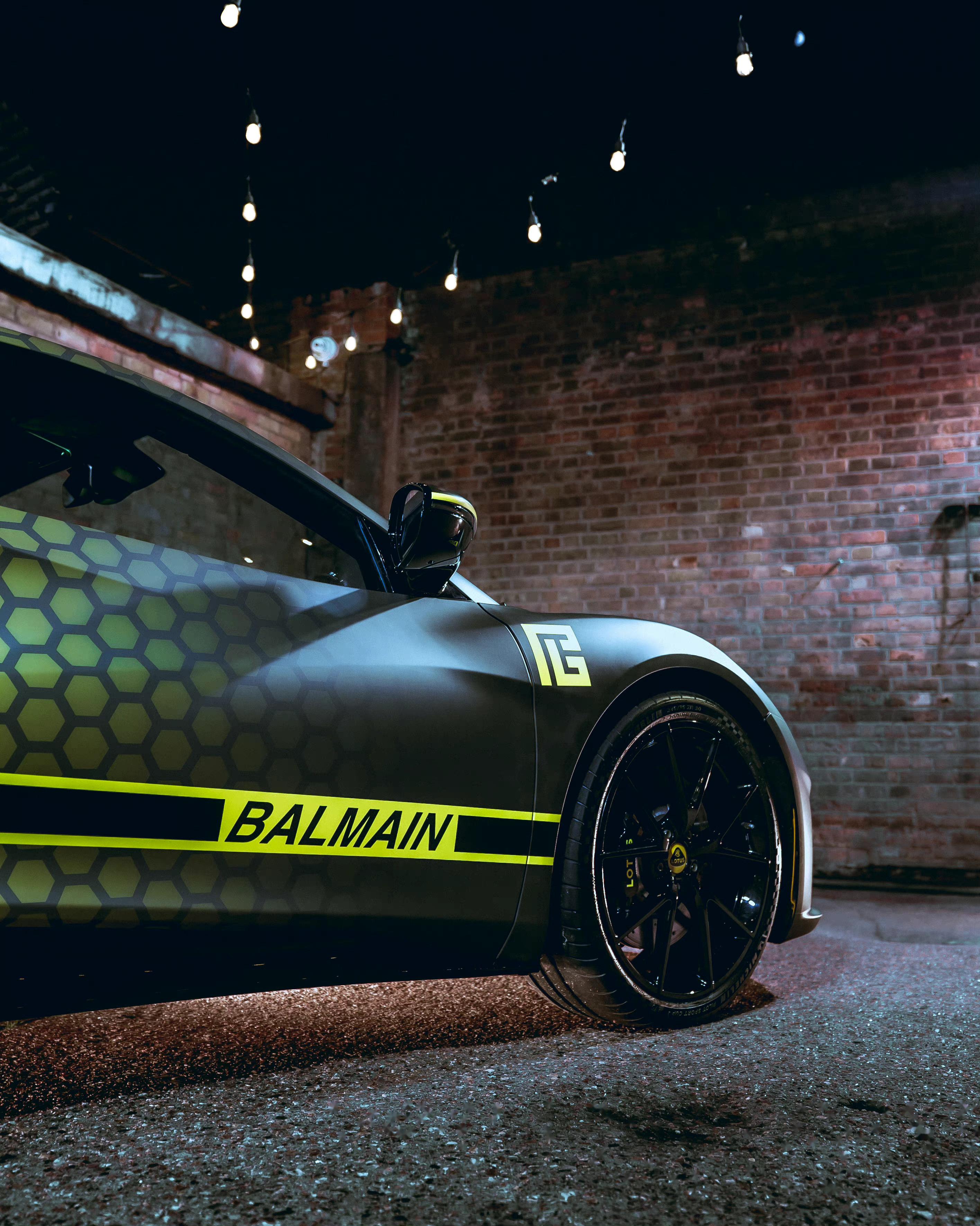 路特斯 x balmain x 《极品飞车64:不羁》 跨界联名打造先锋风潮!