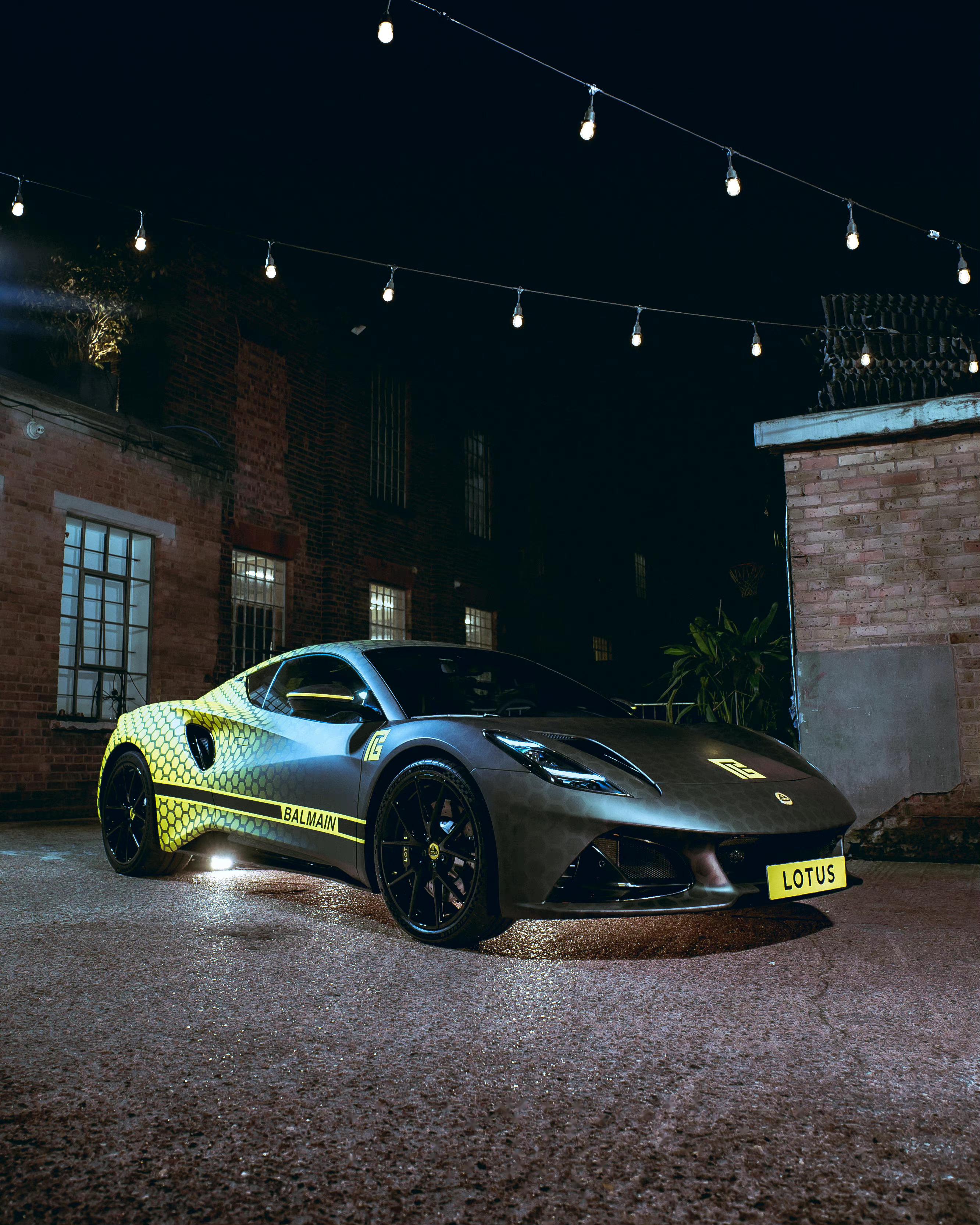 路特斯 x balmain x 《极品飞车64:不羁》 跨界联名打造先锋风潮!