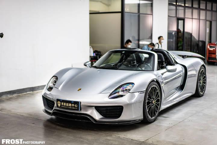 两个月前拍的银色保时捷918不知道怎么分辨液态金属漆这个我看不出来