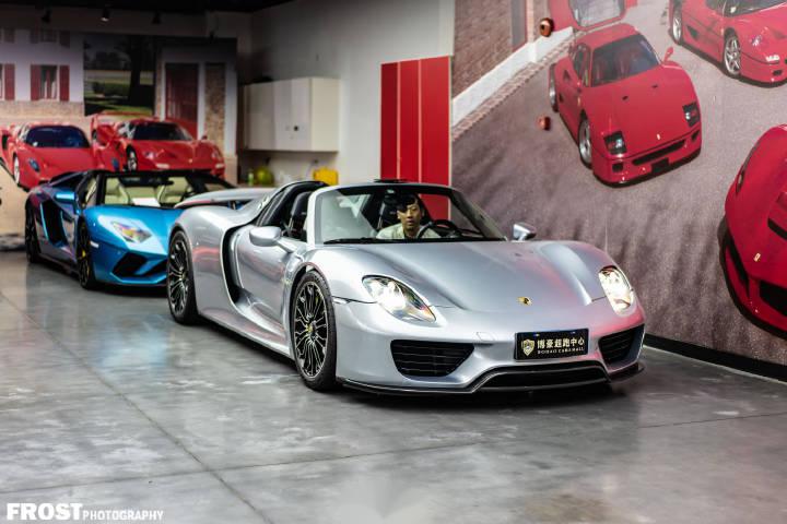 两个月前拍的银色保时捷918不知道怎么分辨液态金属漆这个我看不出来