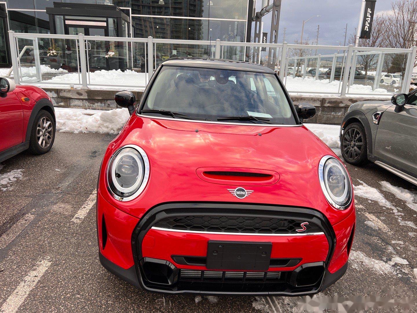 新车拿到啦,依然选择了红色,三年后 mini cooper也升级了,有了car