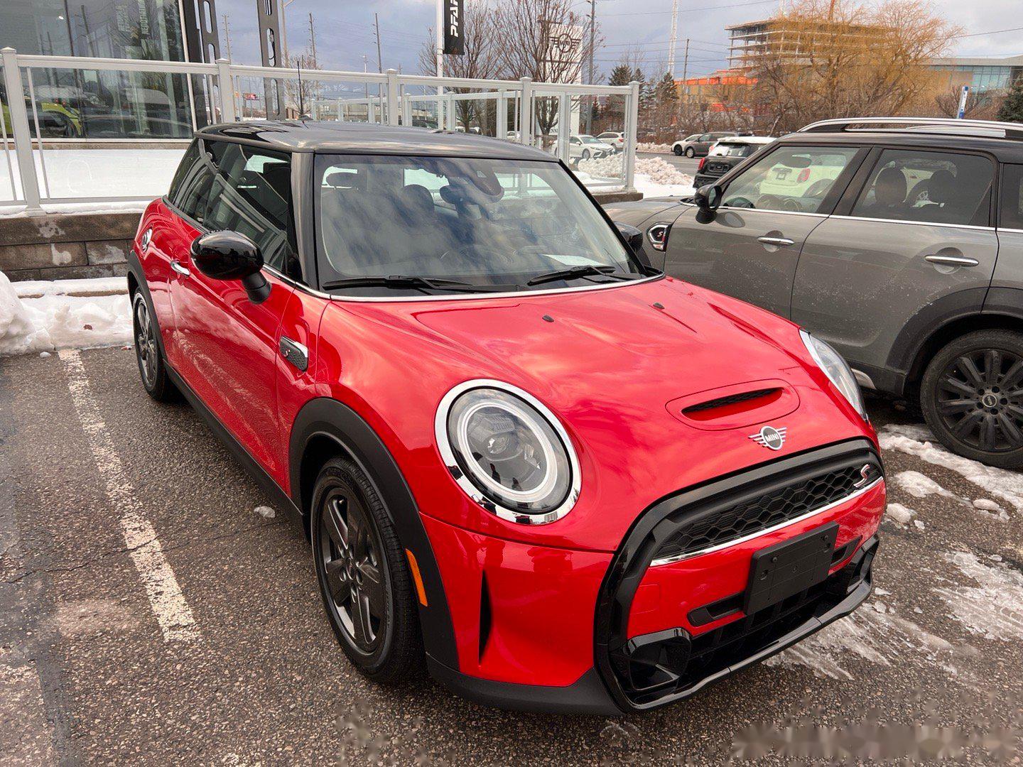 新车拿到啦,依然选择了红色,三年后 mini cooper也升级了,有了car