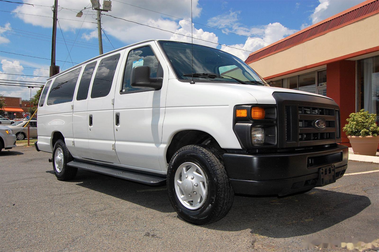 2014 ford e350 xl,特点就是黑色的前脸和前后杠,xlt车型则是镀