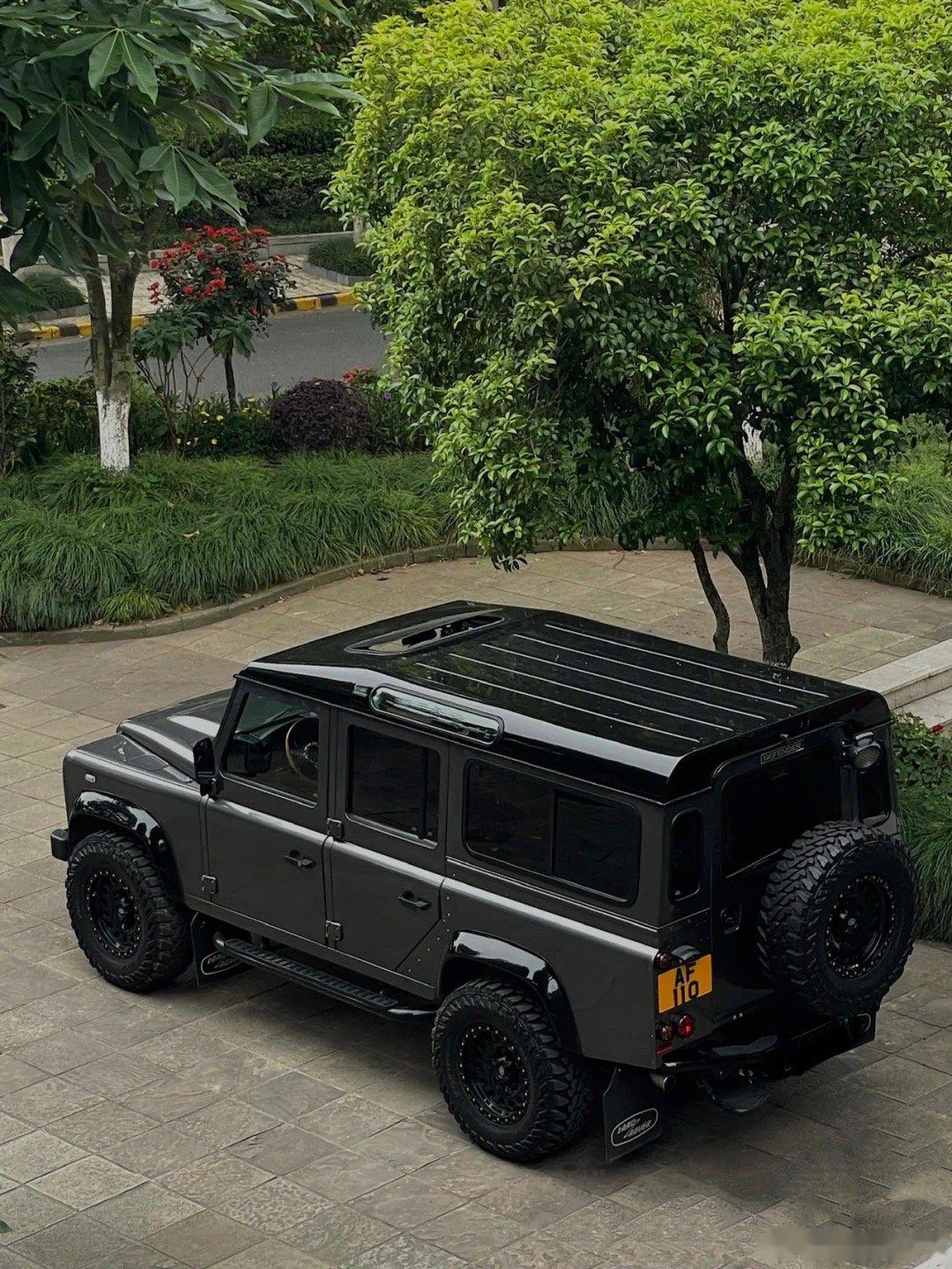 不用担心西尔贝空间小他还有辆路虎卫士