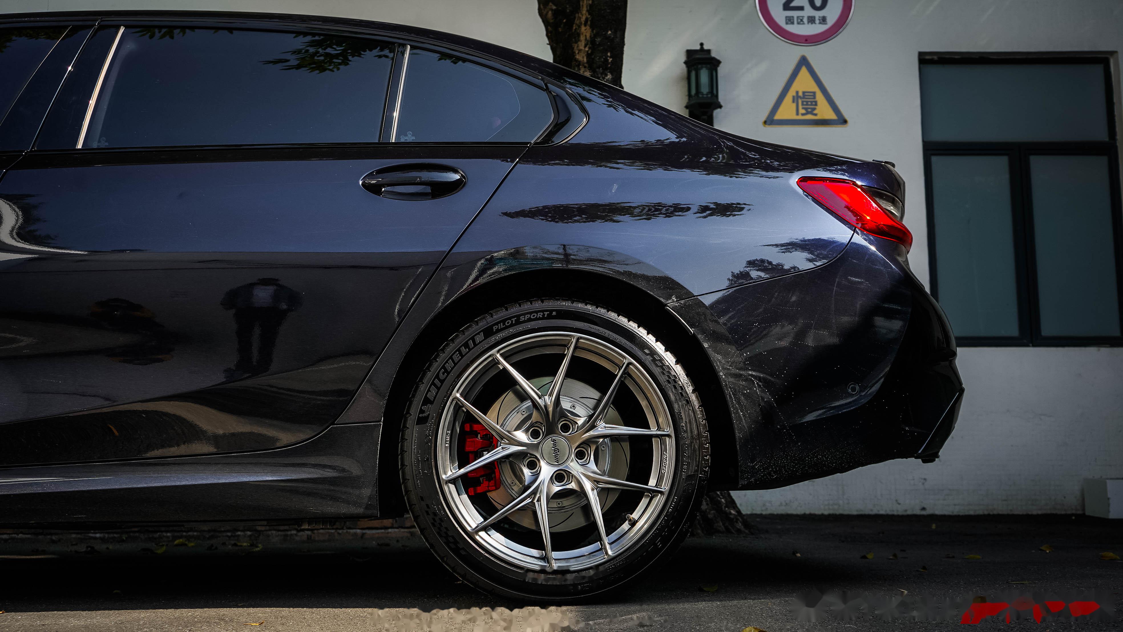 今天给宝马g28车主更换一套18寸轮毂,车主选择的是叶辐轮ye12-x的电镀