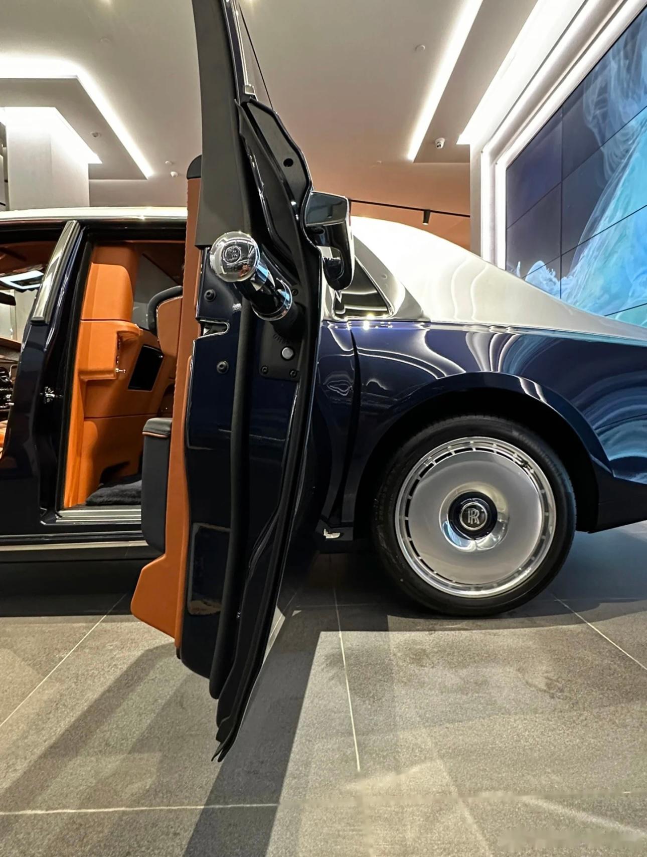 劳斯莱斯大幻影…双色带隔断…必须1000万… 这台妥妥上千万了… 没有