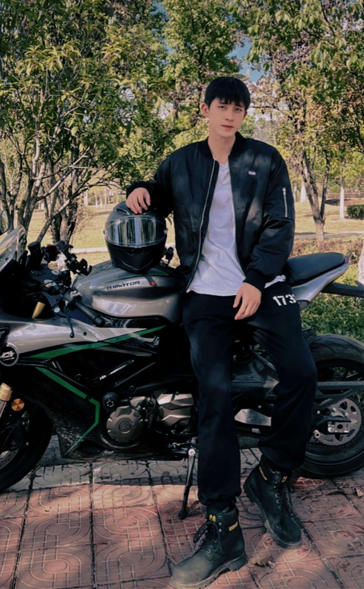 敖瑞鹏 arp就是说自己私下骑机车的大帅哥 谁不爱呢我想抱回家 没问题