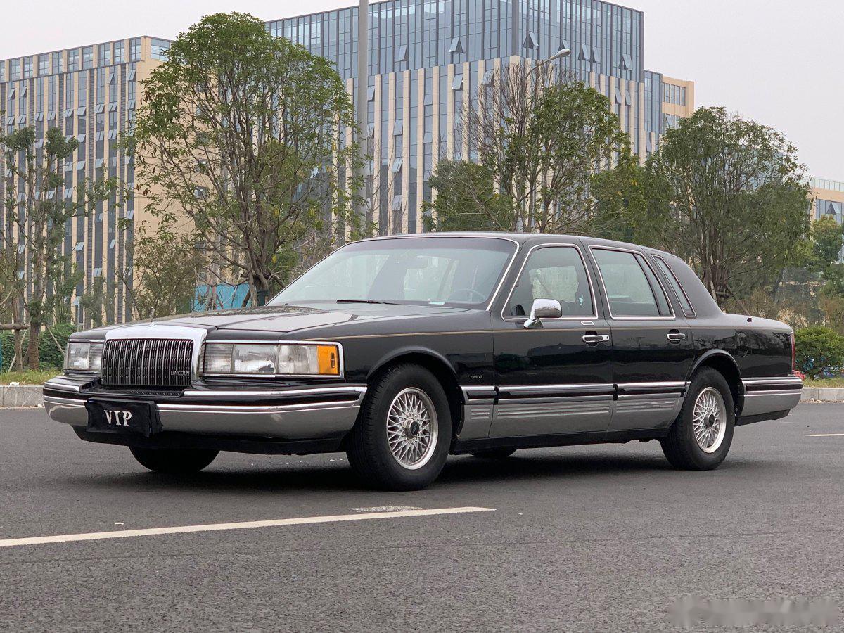 这一代97款的林肯城市国内的朋友应该更加熟悉,外观方正的大林肯在90