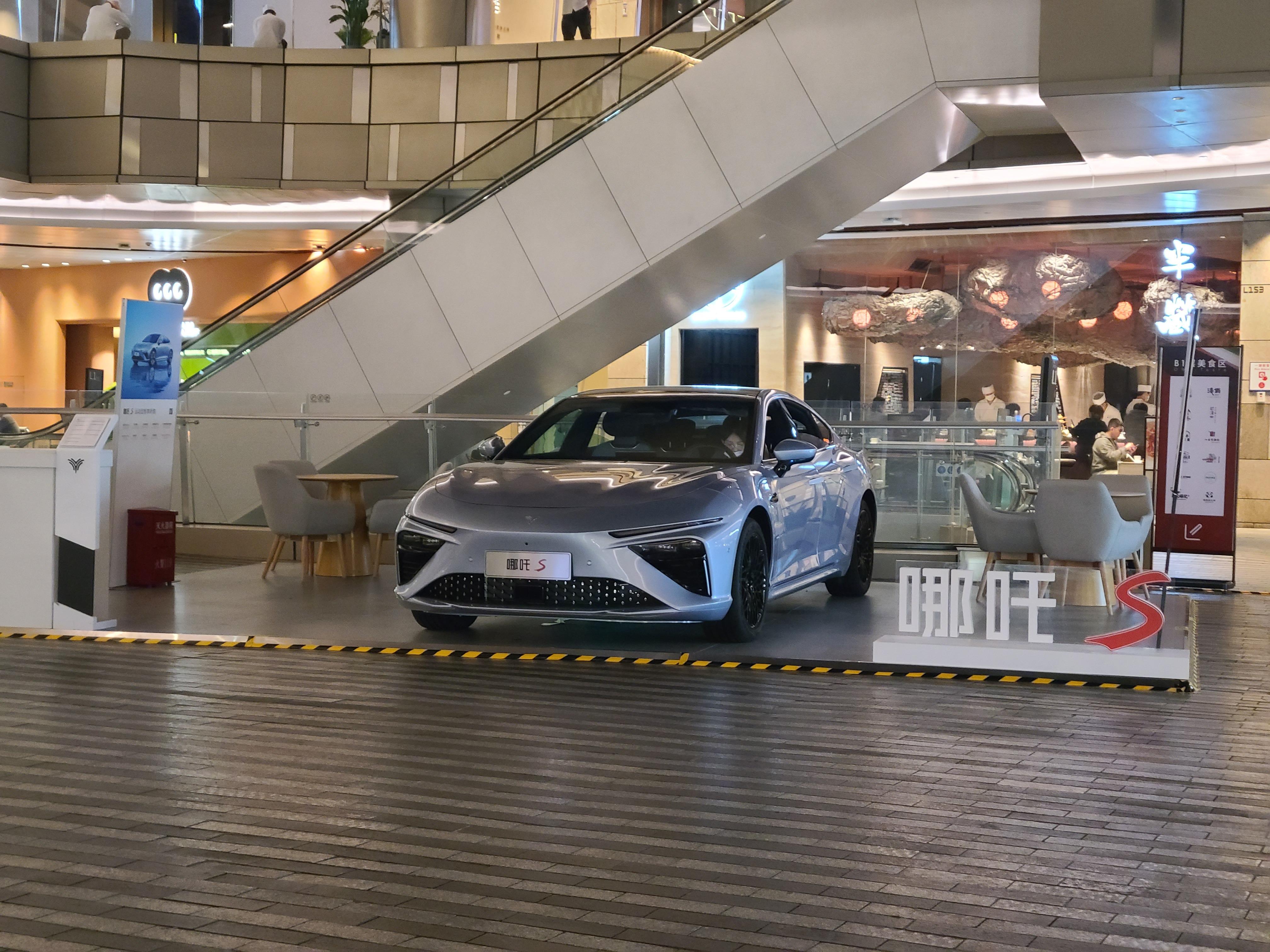 商场一片区域汇集了四个新势力,唯有哪吒的展车没有亮灯,还让人以为