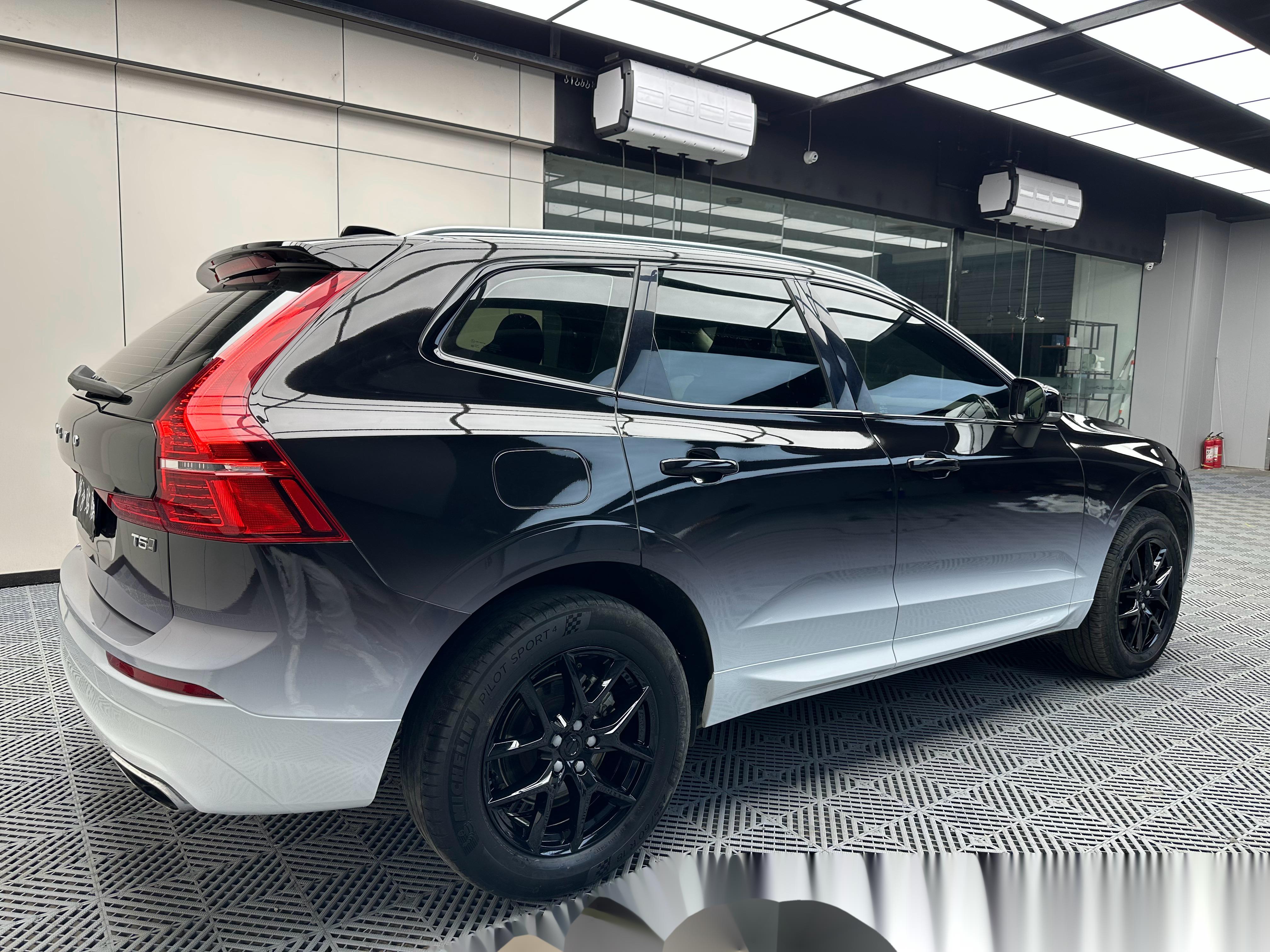 沃尔沃xc6007 私人定制 上下黑白渐变77轮毂车窗亮条黑化 感谢