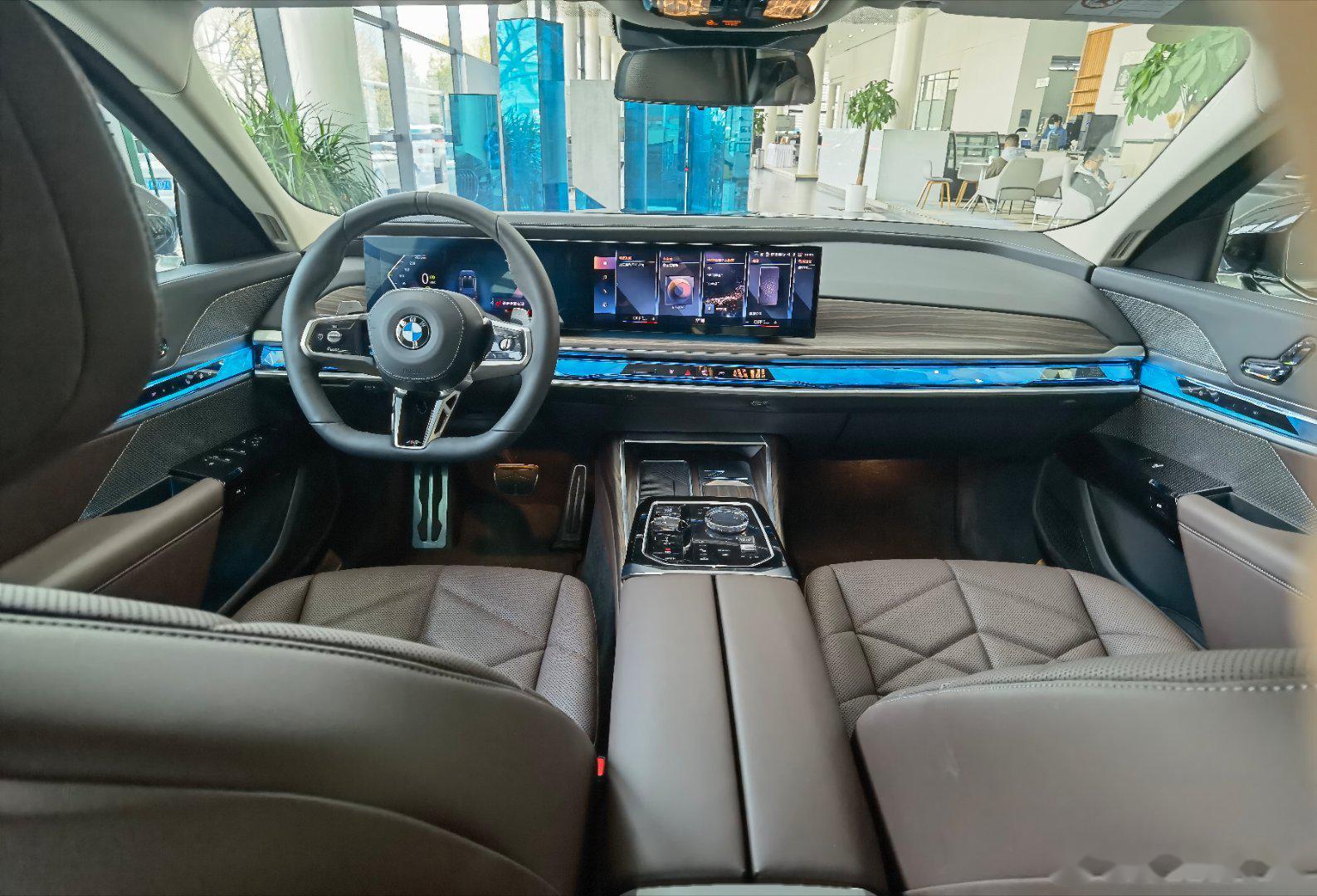 全新宝马7系 实车吧 颜值能接受 但不算很好看 比上一代难以接受 内饰