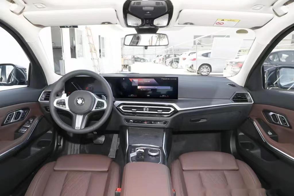 难以理解宝马中国设计师的审美,新3系7系仪表盘中控台搞在一起,弄个大