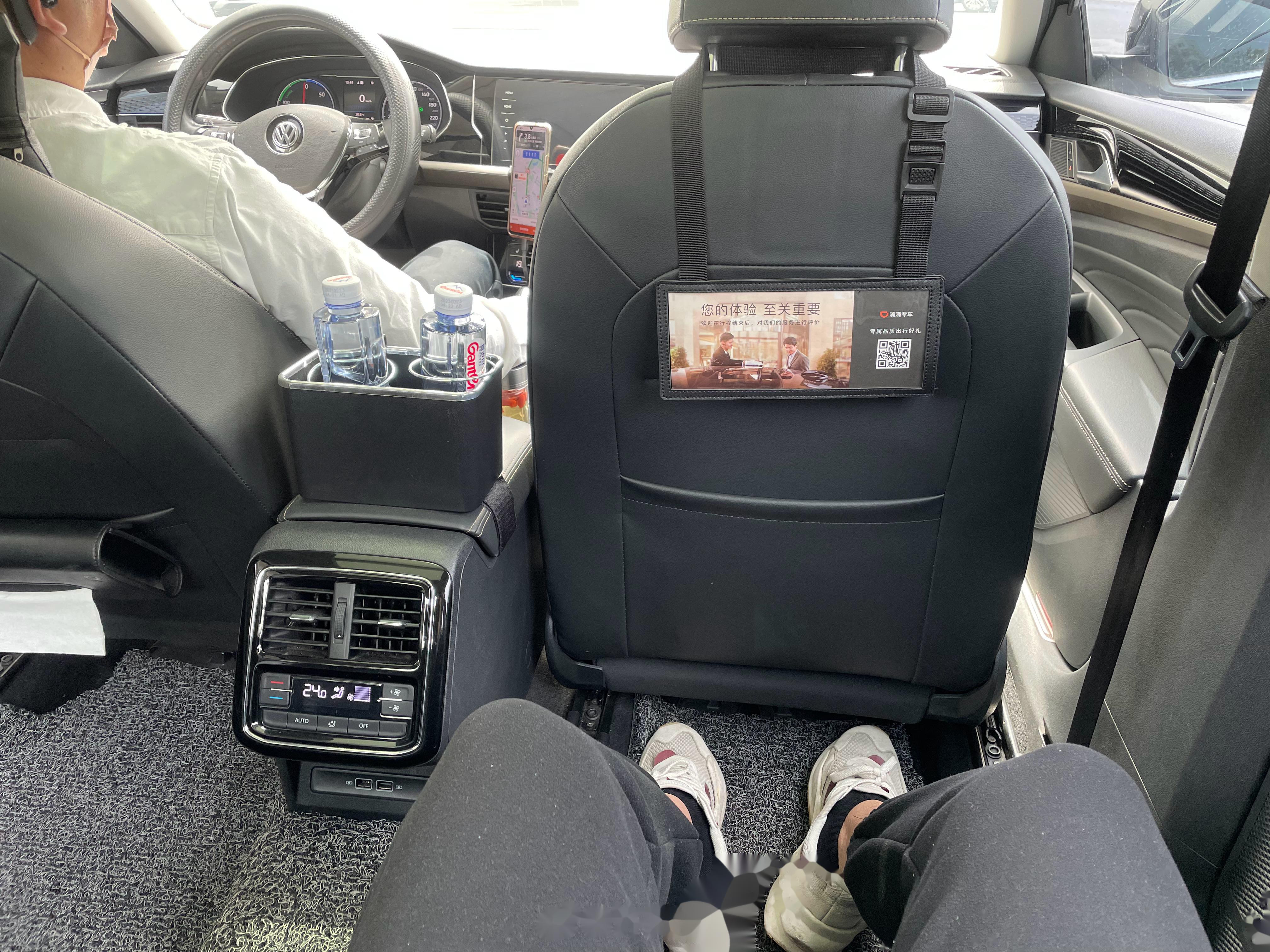 打车打了个插混帕萨特 司机把副驾驶座椅往前移动了 后排腿部空间巨大