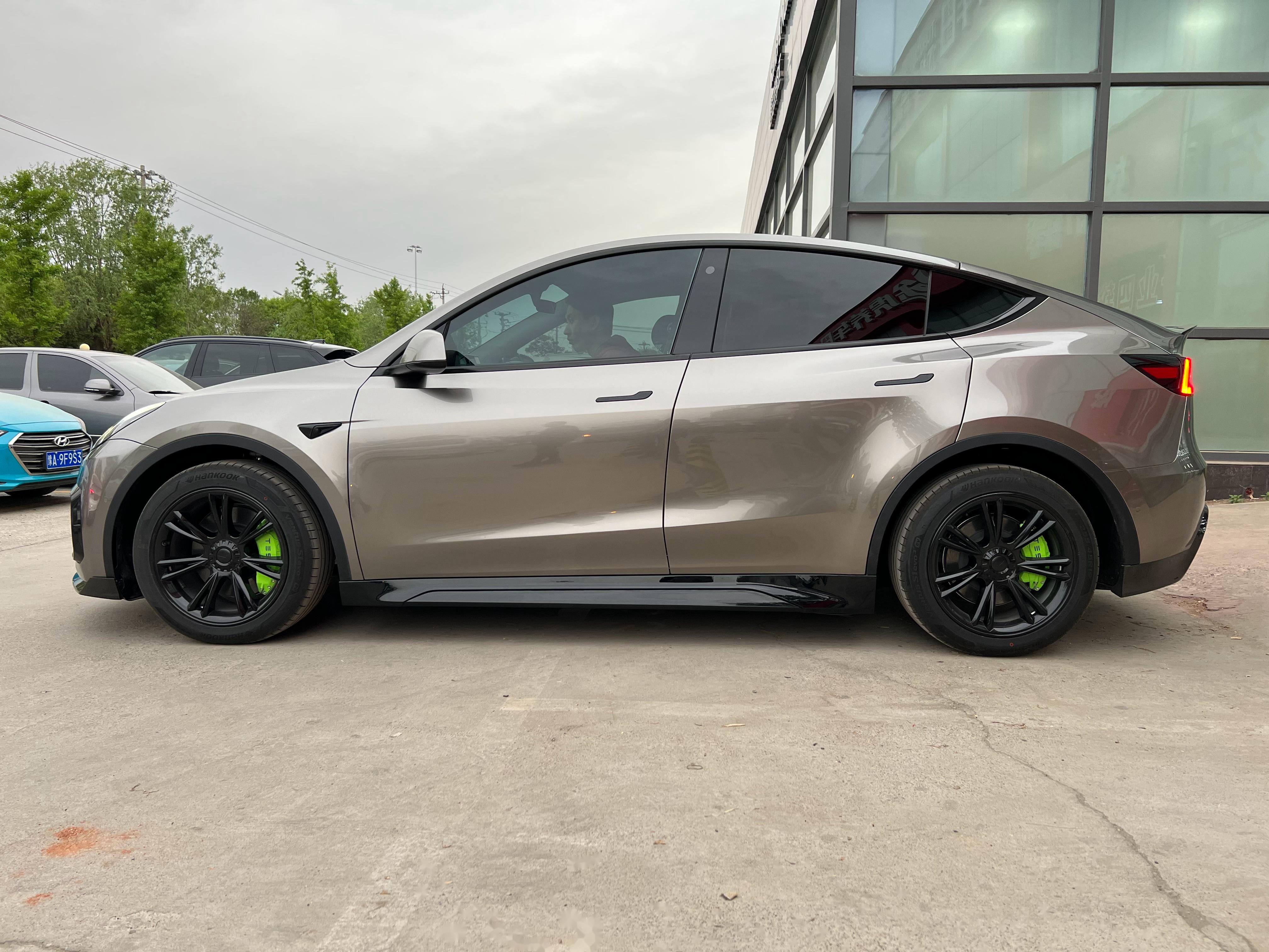 model y改的很全面了 来看看 sp液态金属银改色轮毂亮黑,卡钳绿色 sd