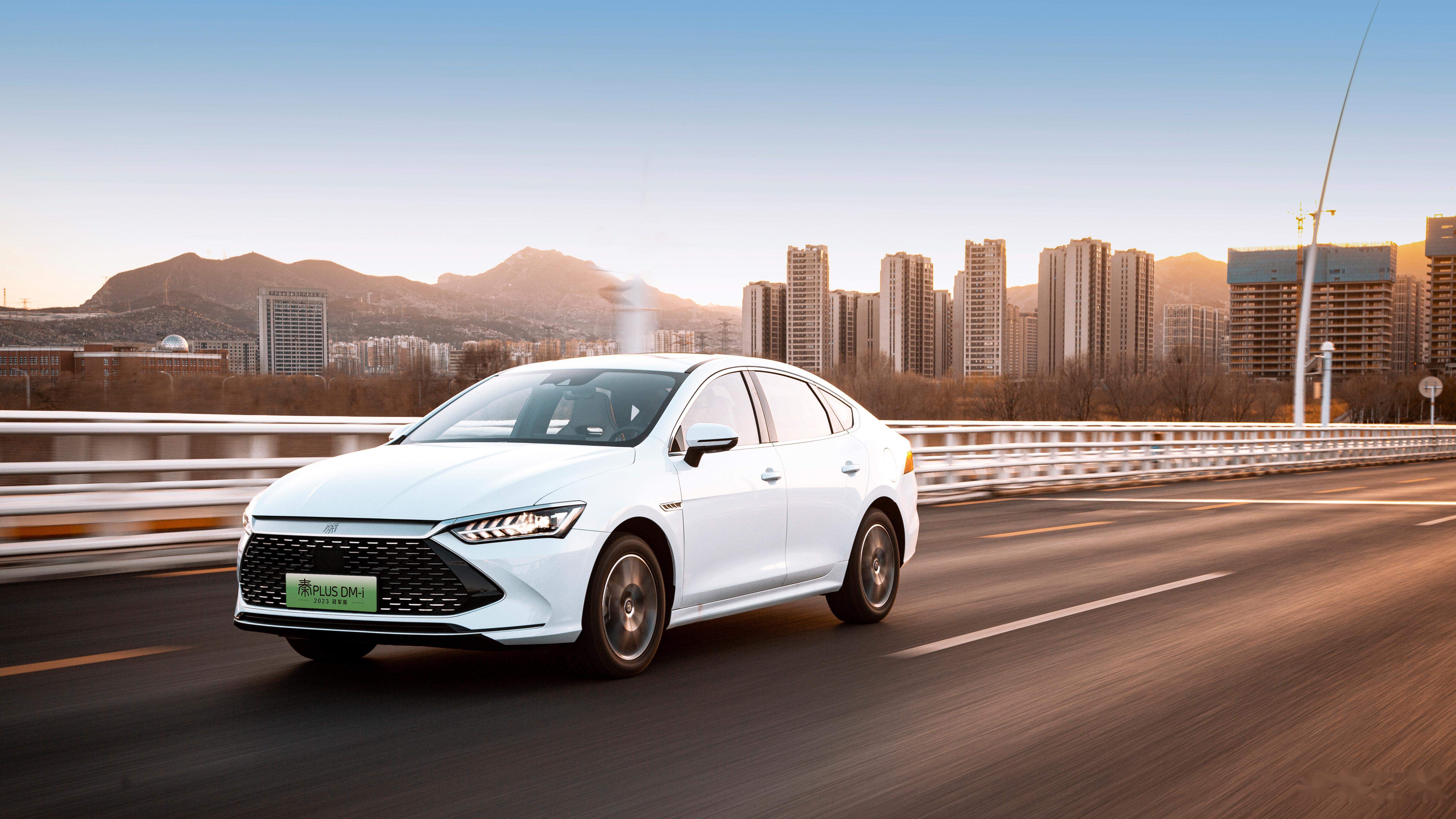 秦plus dm-i冠军版的外观依旧是延续了龙颜美学的设计理念,车头两侧的
