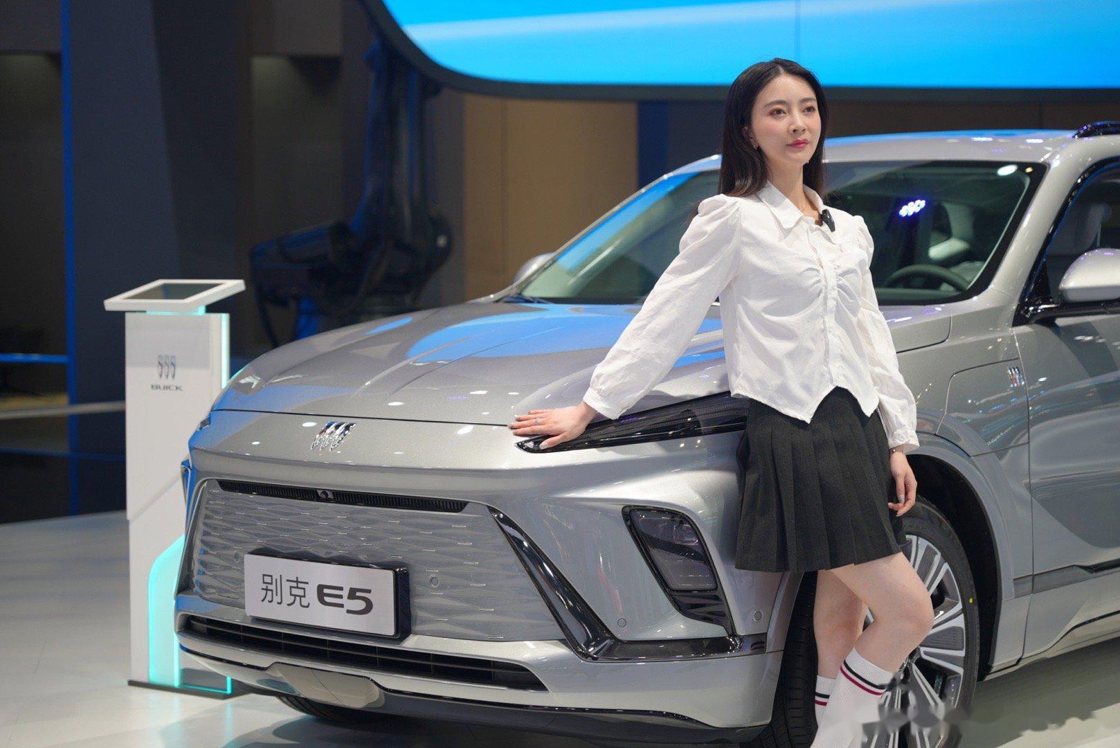 车展的最后一天,突然想起来前两天我去通用展台打卡别克e5的照片还没