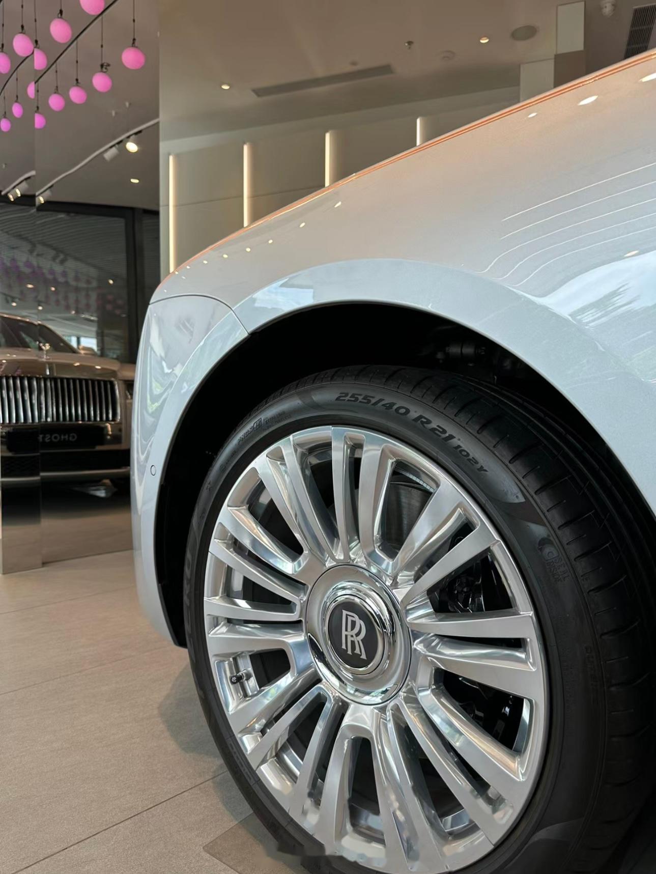 今天晚上的做梦题材… 劳斯莱斯古斯特 银色的… 为啥少一张… 少一张