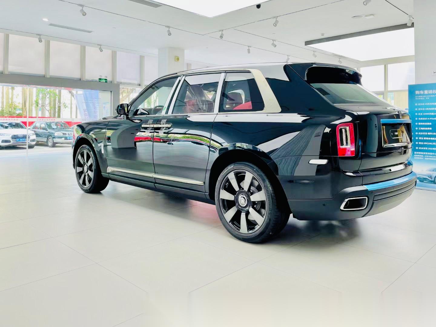 劳斯莱斯库里南4座钻石黑凤凰红展厅现车73x万含消费税