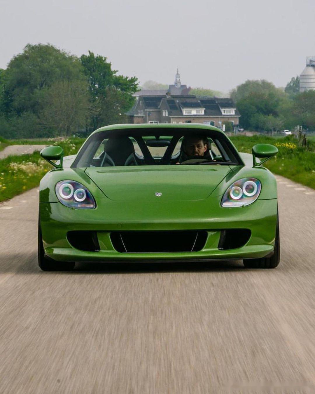 保时捷跑车,车身绿色与大自然融为一体,仿佛一只优雅的青蛙