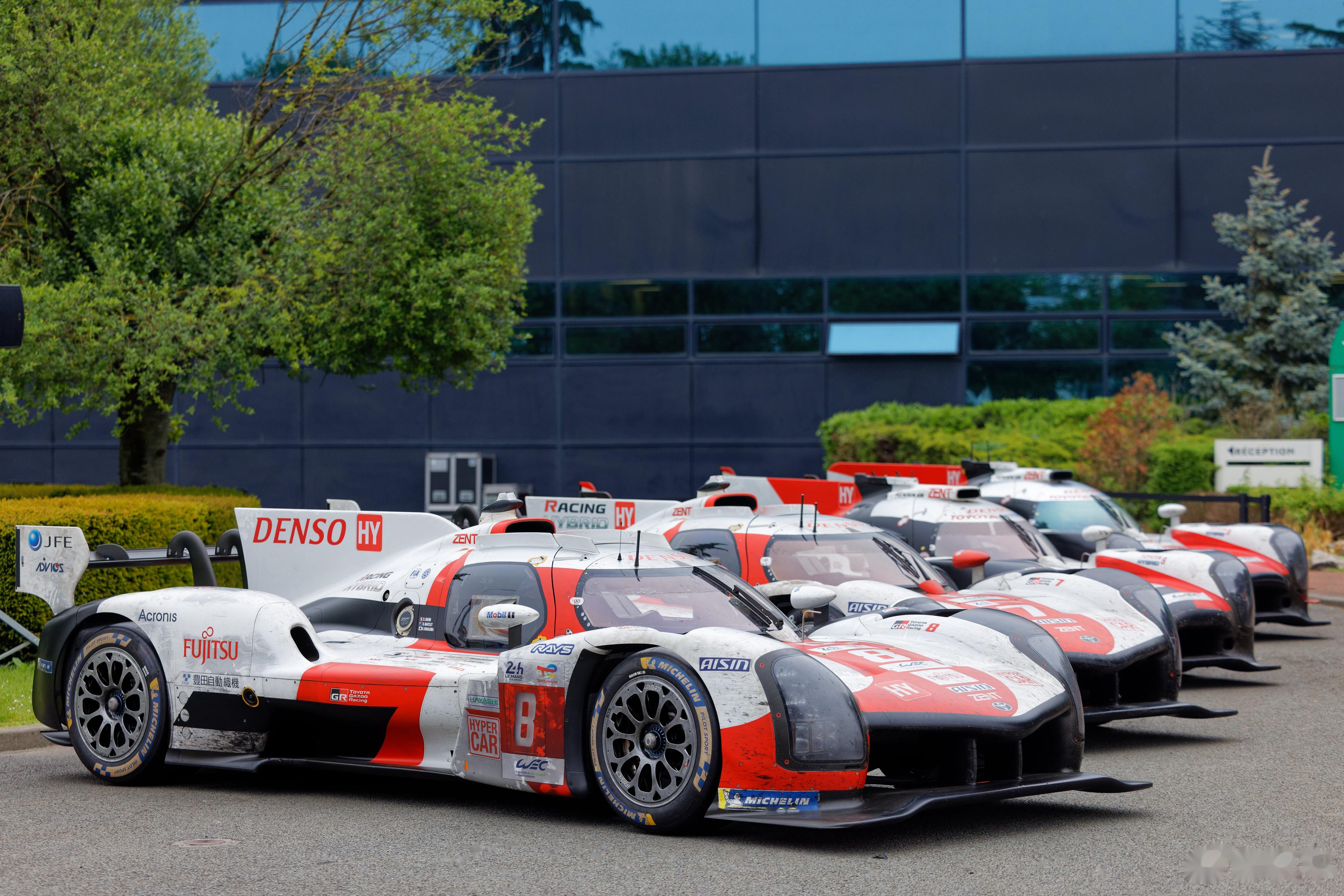 丰田在本周早些时候将他们的5台勒芒冠军赛车拉到了萨尔特赛道并且拍