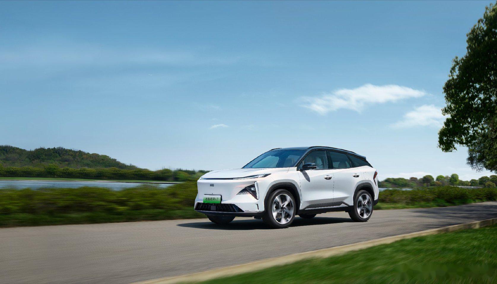 终于等到吉利银河l7上市了,银白色的车身显得很高级,车身线条整体都很